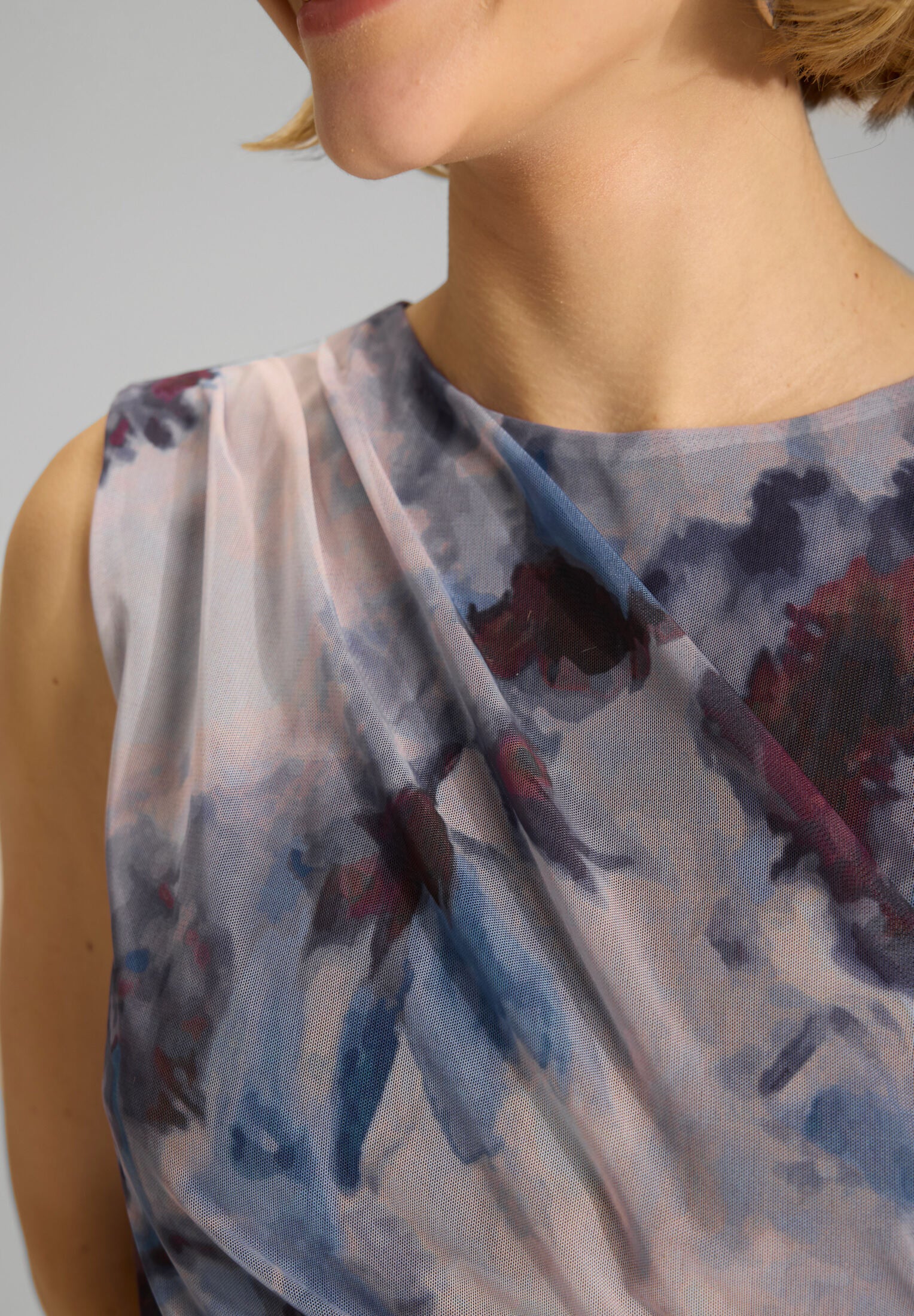 Midi Kleid aus weichem Mesh mit abstraktem Druck