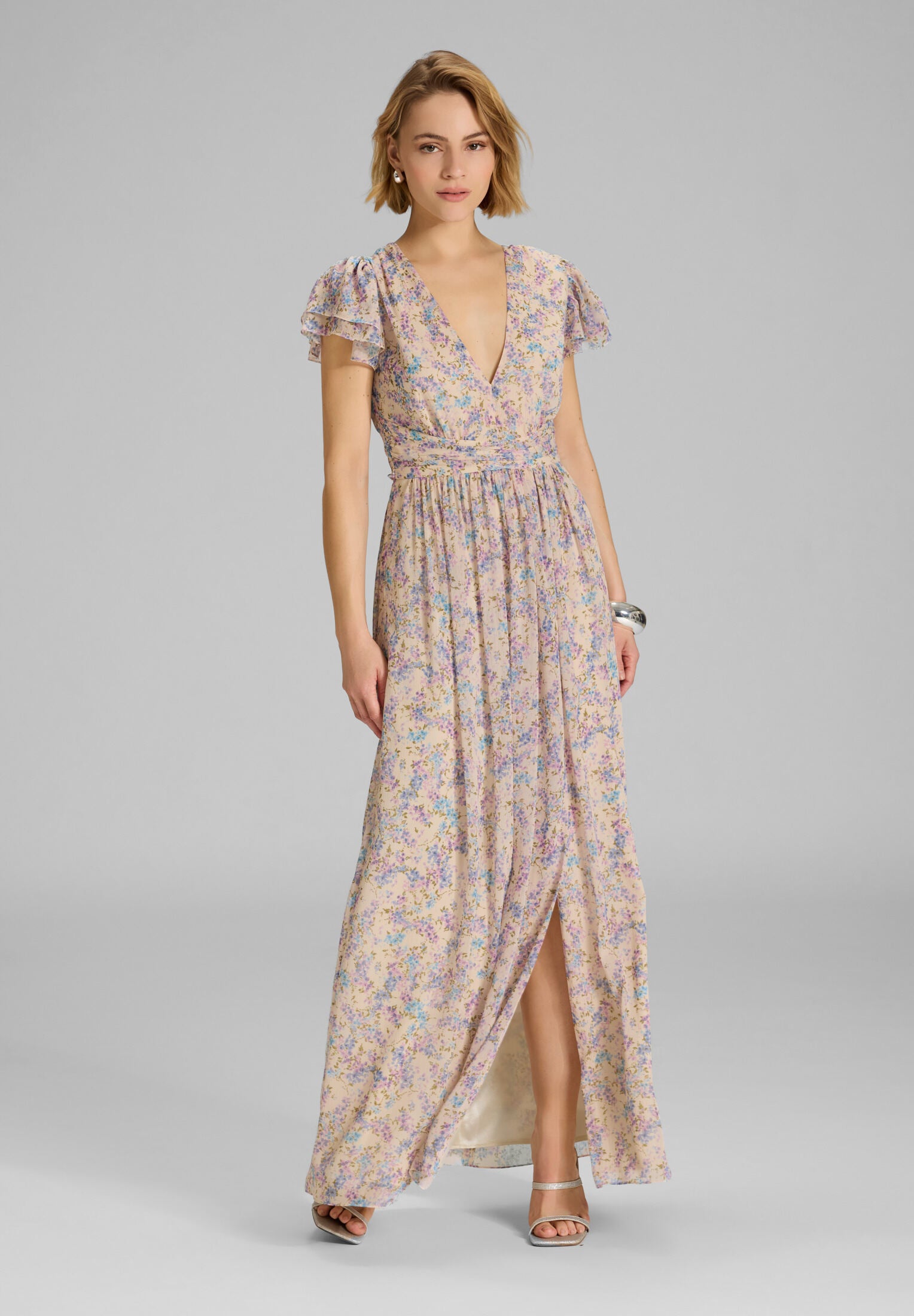 Maxikleid mit kurzen Flügelärmeln aus floral bedrucktem Crinkle Chiffon Champagne Cream