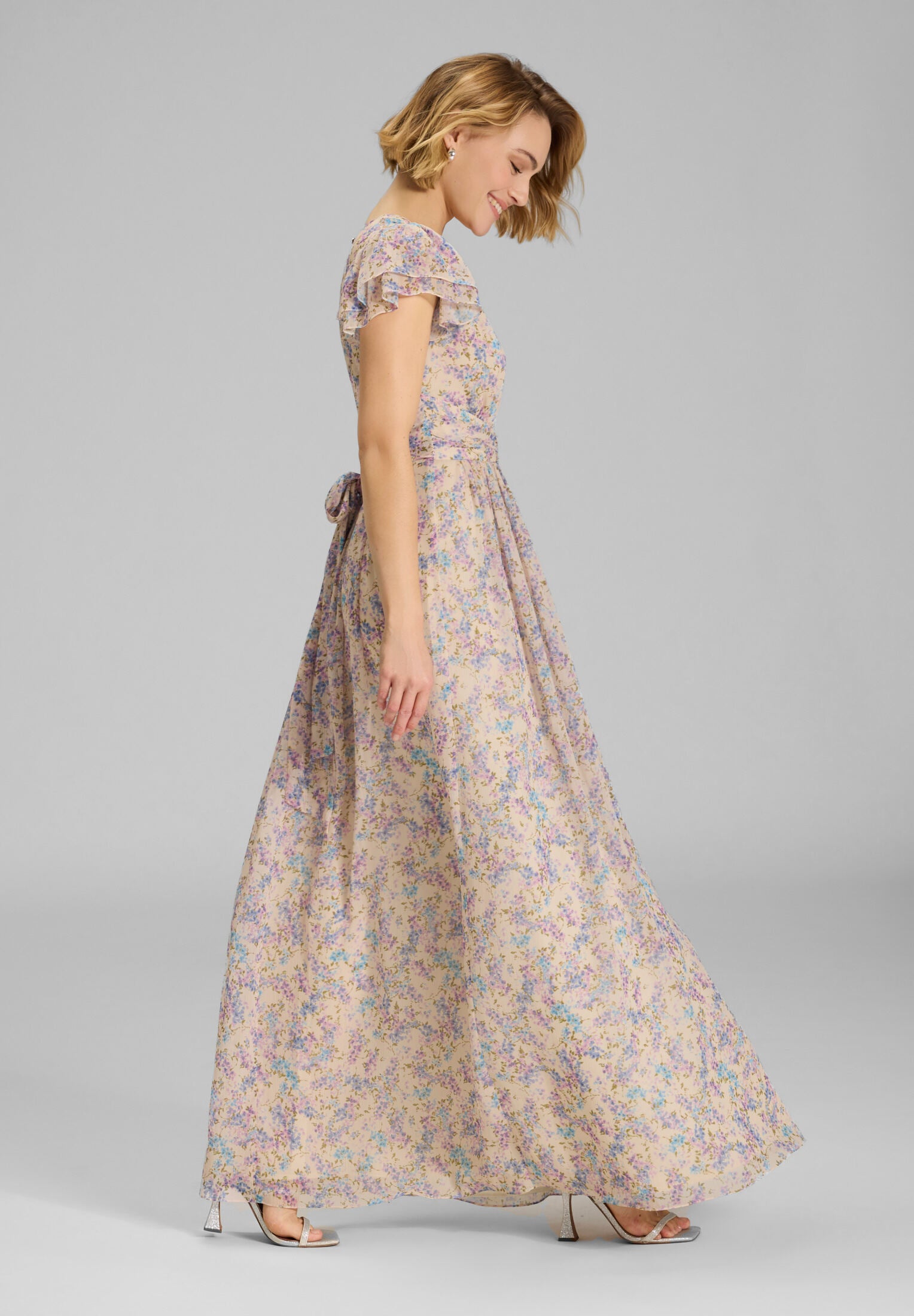 Maxikleid mit kurzen Flügelärmeln aus floral bedrucktem Crinkle Chiffon