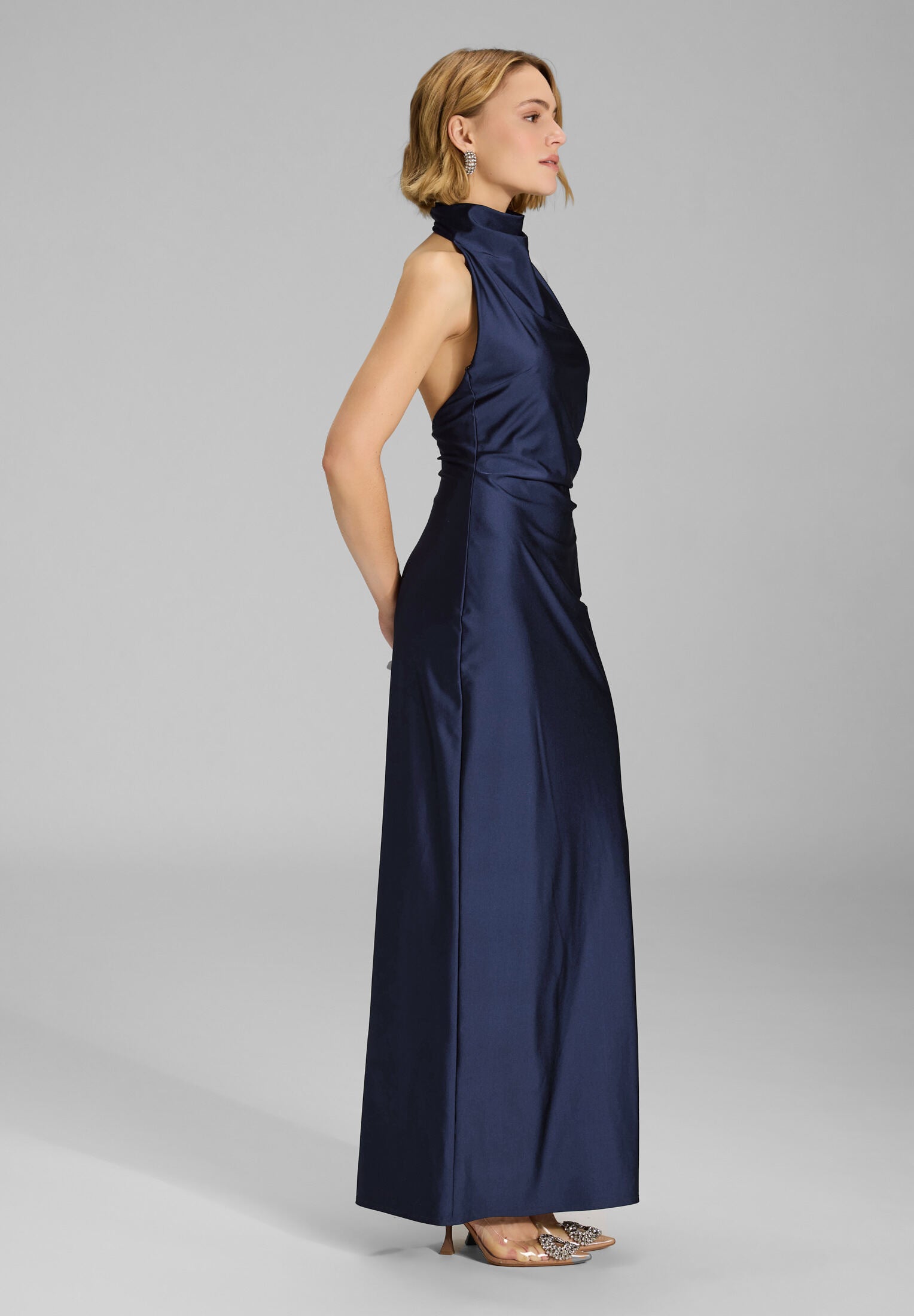 Abendkleid aus Jersey Satin mit Drapierung am Kragen
