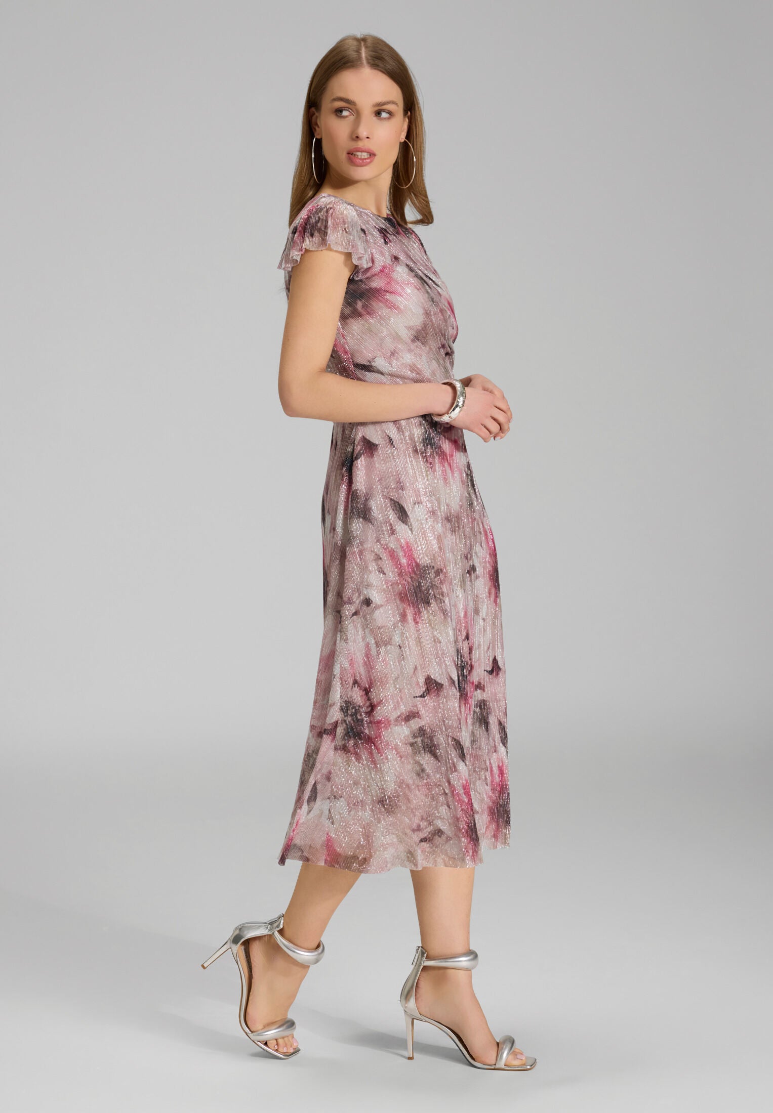 Midi Kleid aus bedrucktem Plissee Jersey mit kurzen Ärmeln