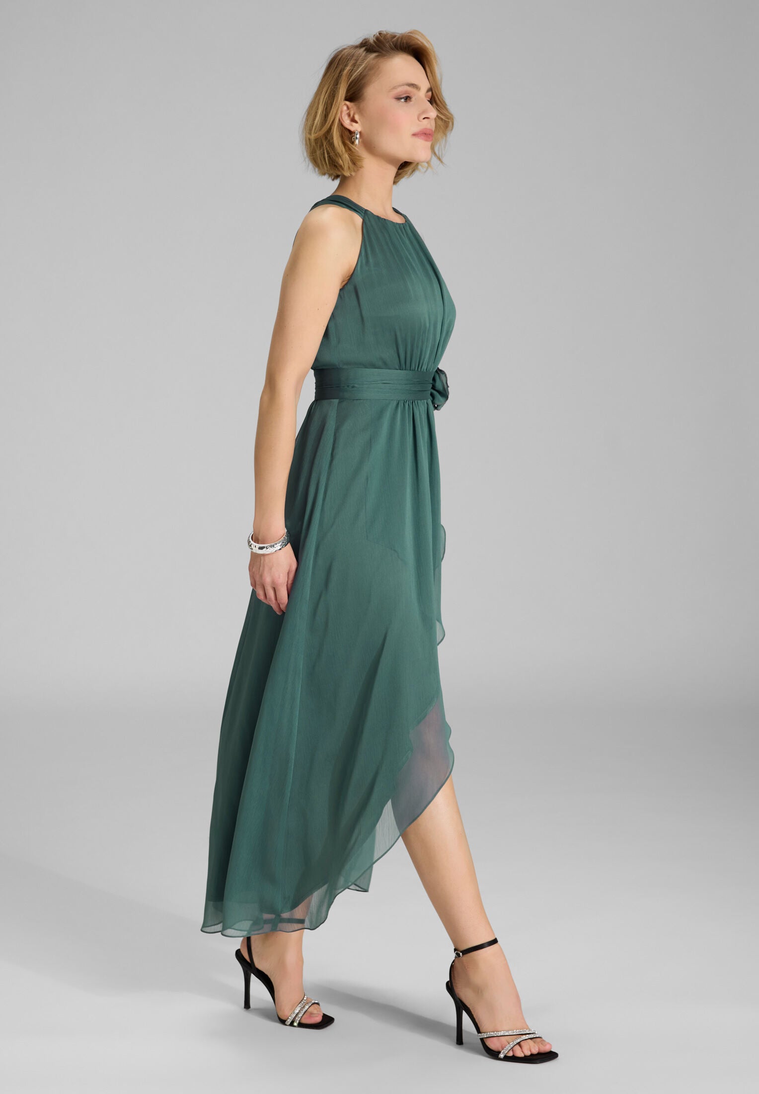 Abendkleid aus Chiffon mit Vokuhila Saum und Stoffblüte