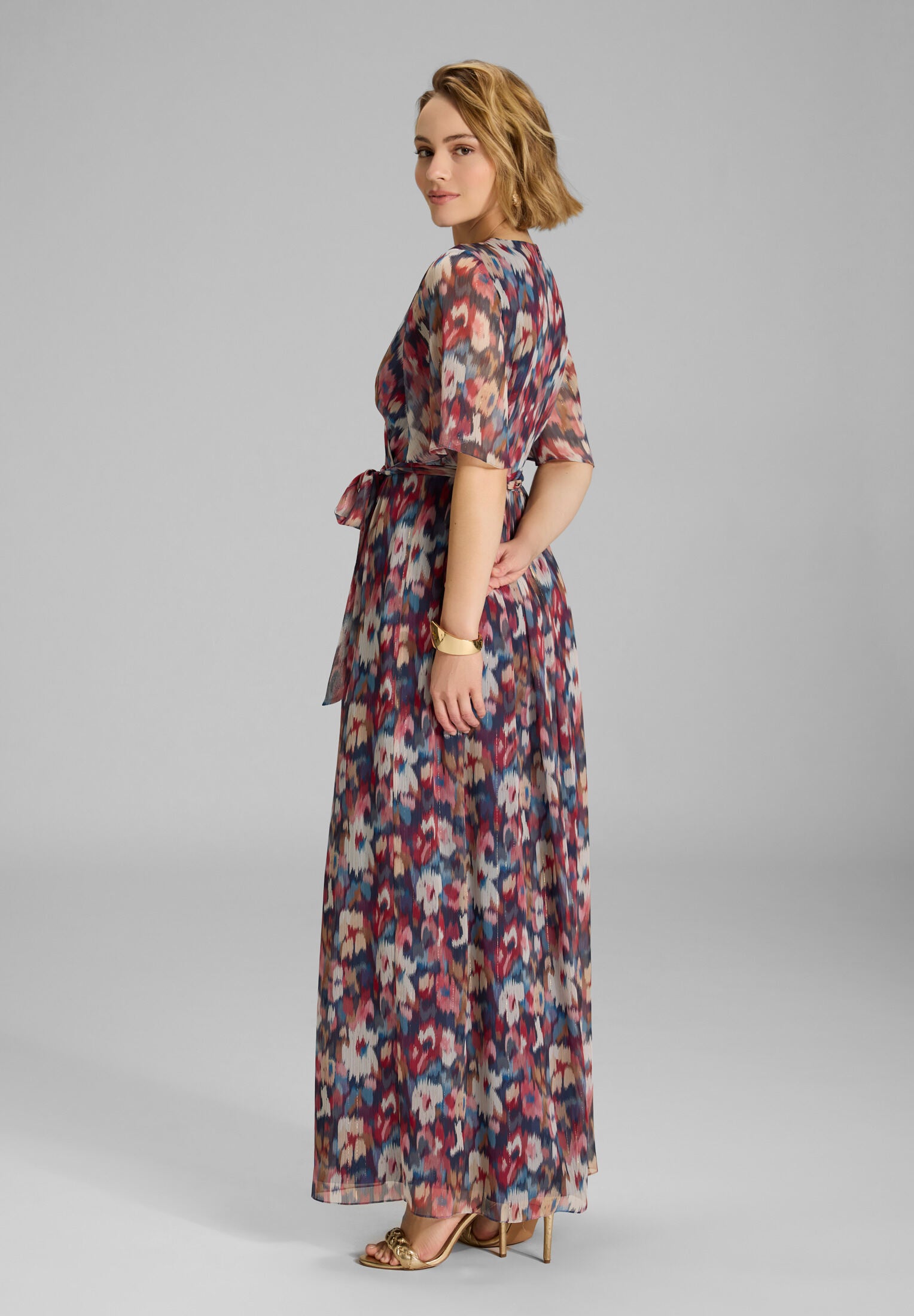 Maxikleid mit Flügelärmeln aus Chiffon mit Ikat Print