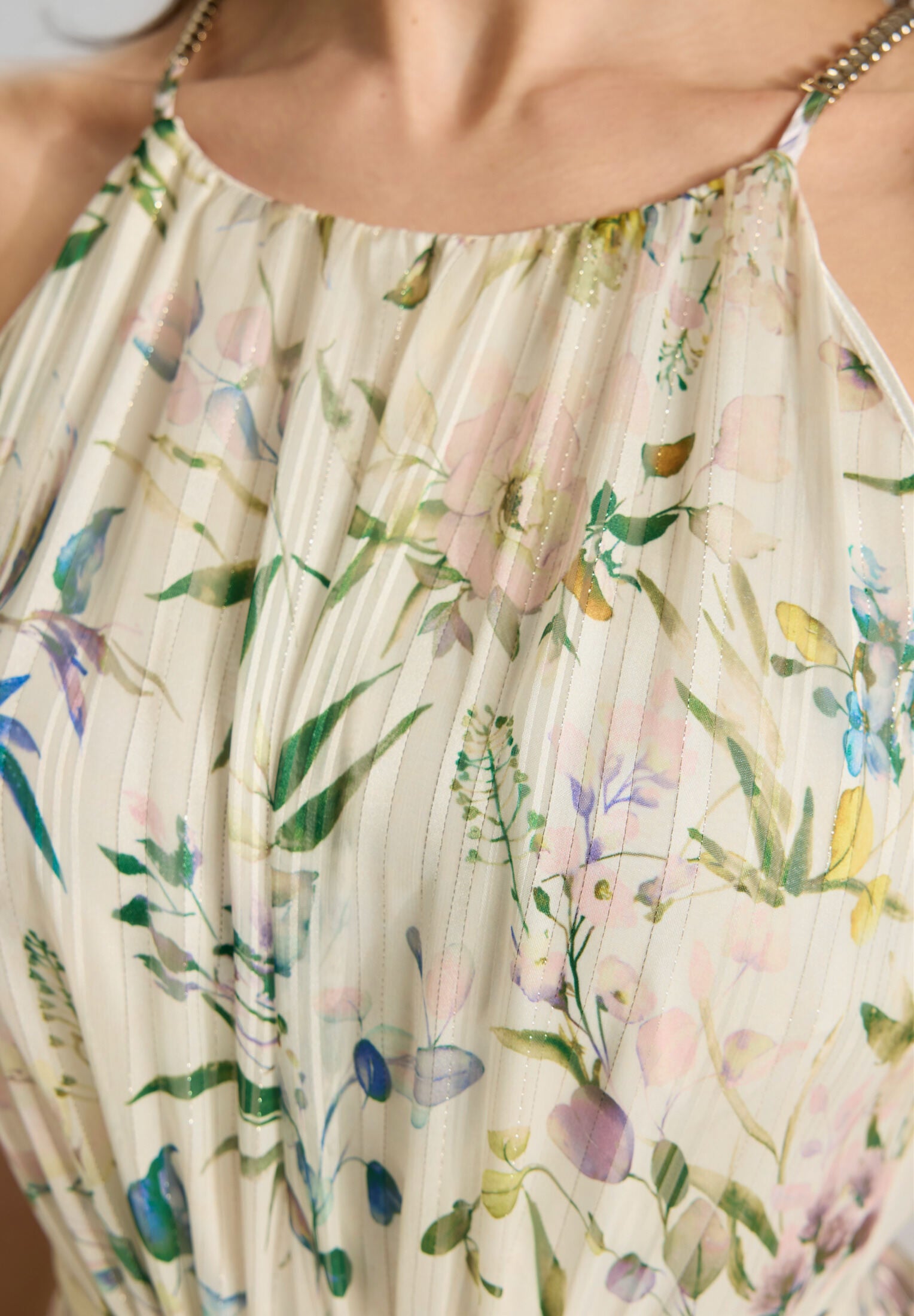 Abendkleid aus bedrucktem Chiffon mit Glitzerstreifen und Zierträgern