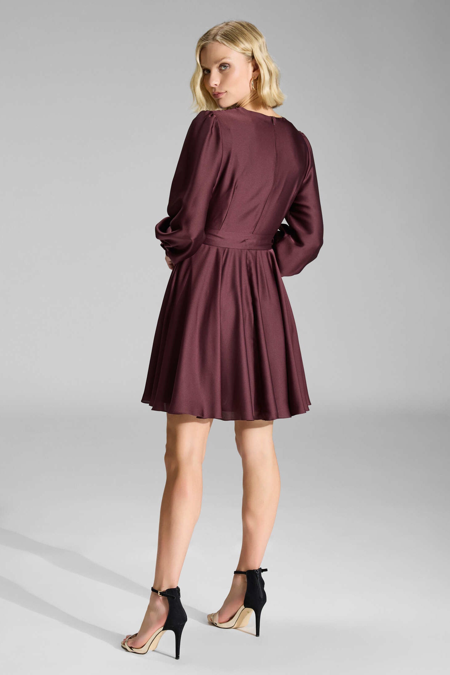 Cocktailkleid aus Satin mit breiten Manschetten, Wickel Oberteil und Tellerrock