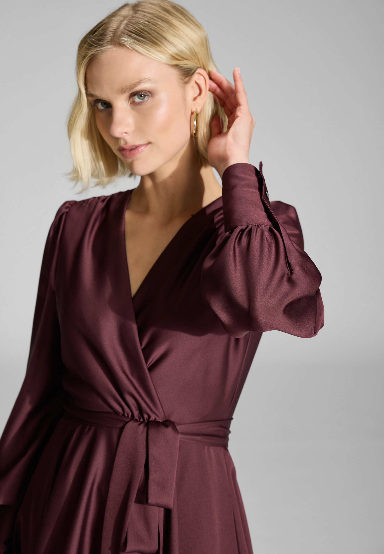 Cocktailkleid aus Satin mit breiten Manschetten, Wickel Oberteil und Tellerrock