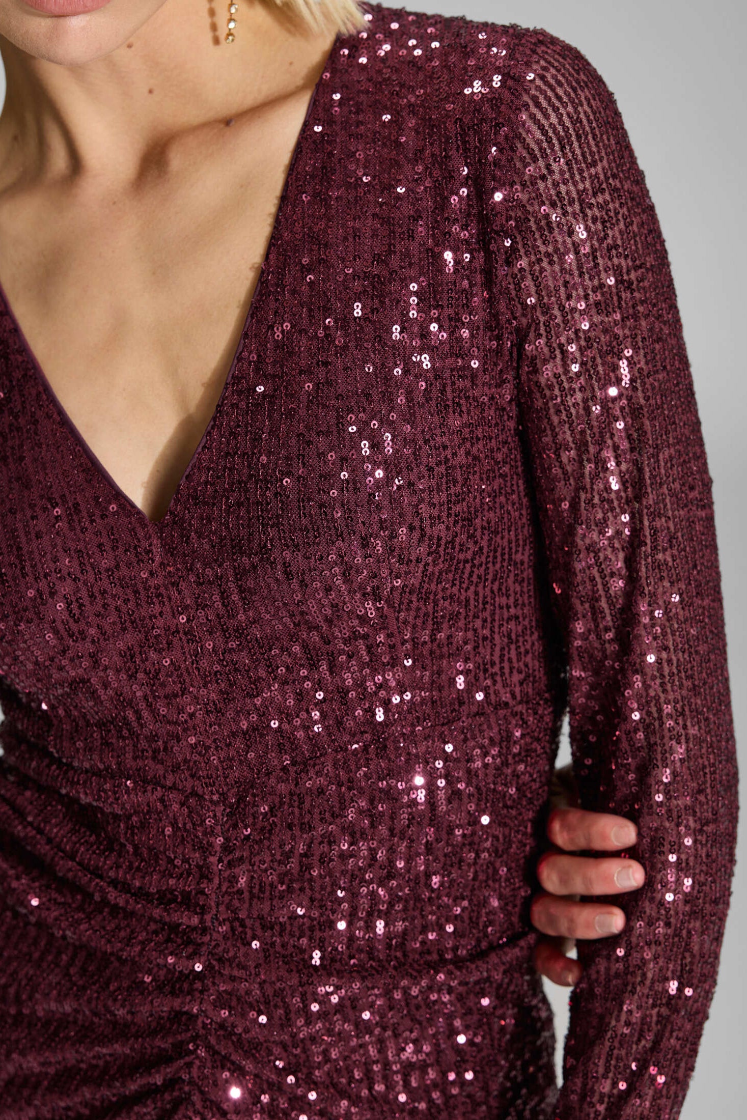 Gerafftes Abendkleid aus elastischer Paillette