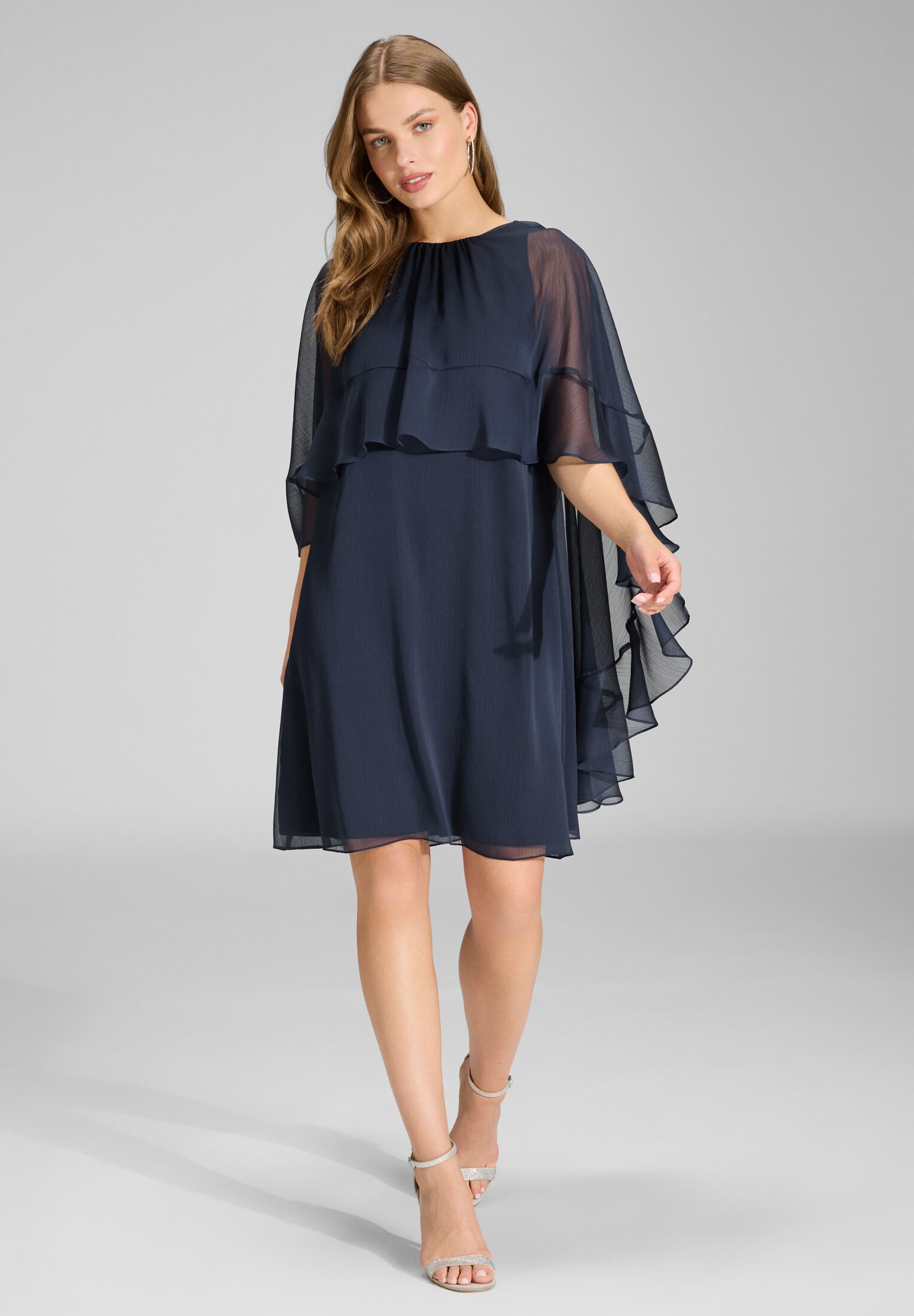 Kurzes Cape-Kleid aus Crinkle Chiffon mit Volants navy
