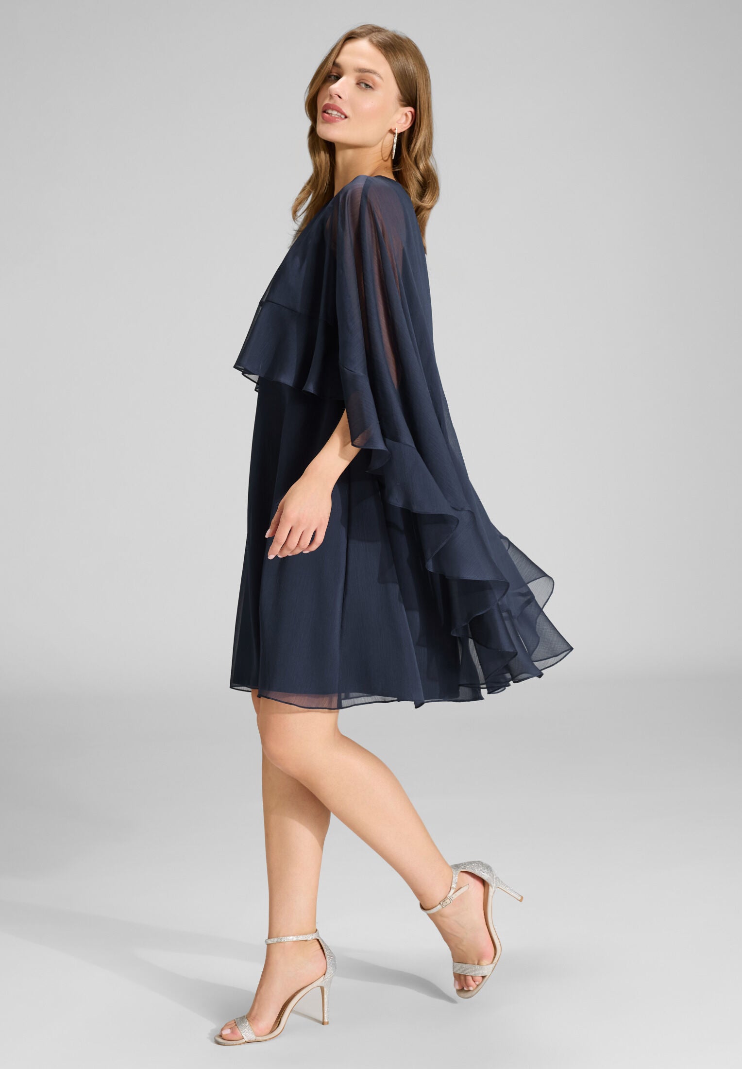 Kurzes Cape-Kleid aus Crinkle Chiffon mit Volants