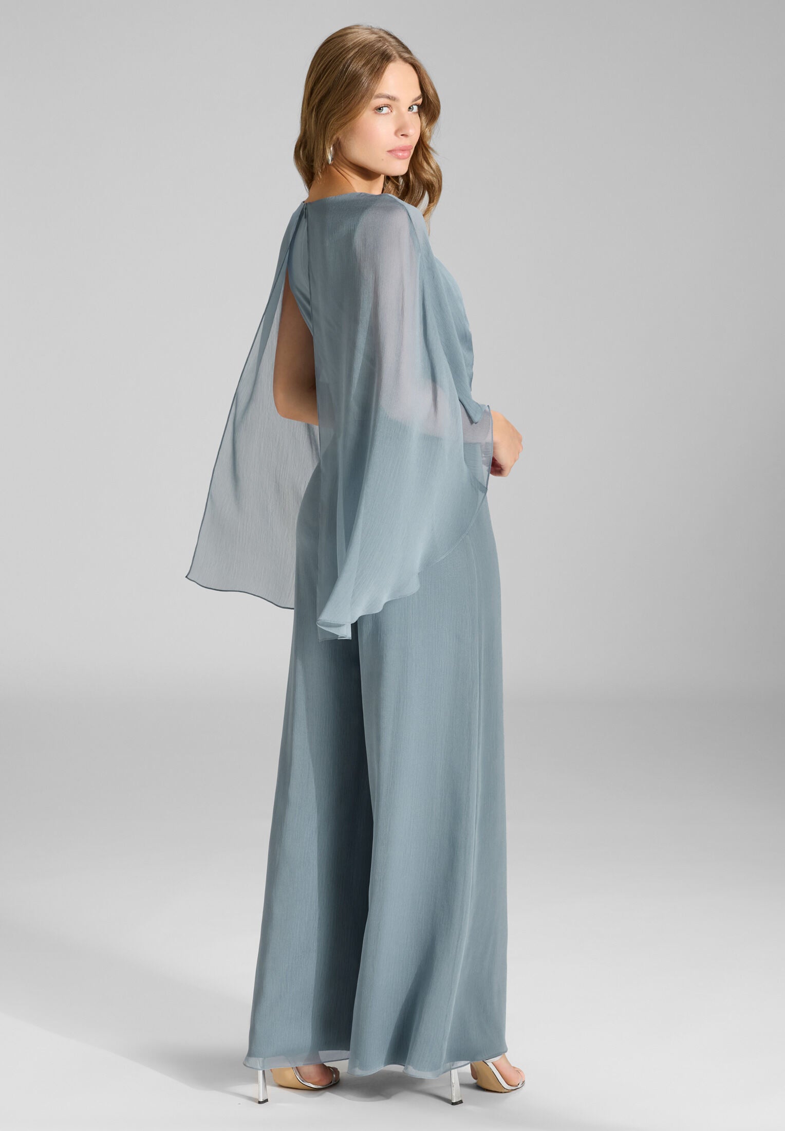 Jumpsuit aus Crinkle Chiffon mit angeschnittenem Cape