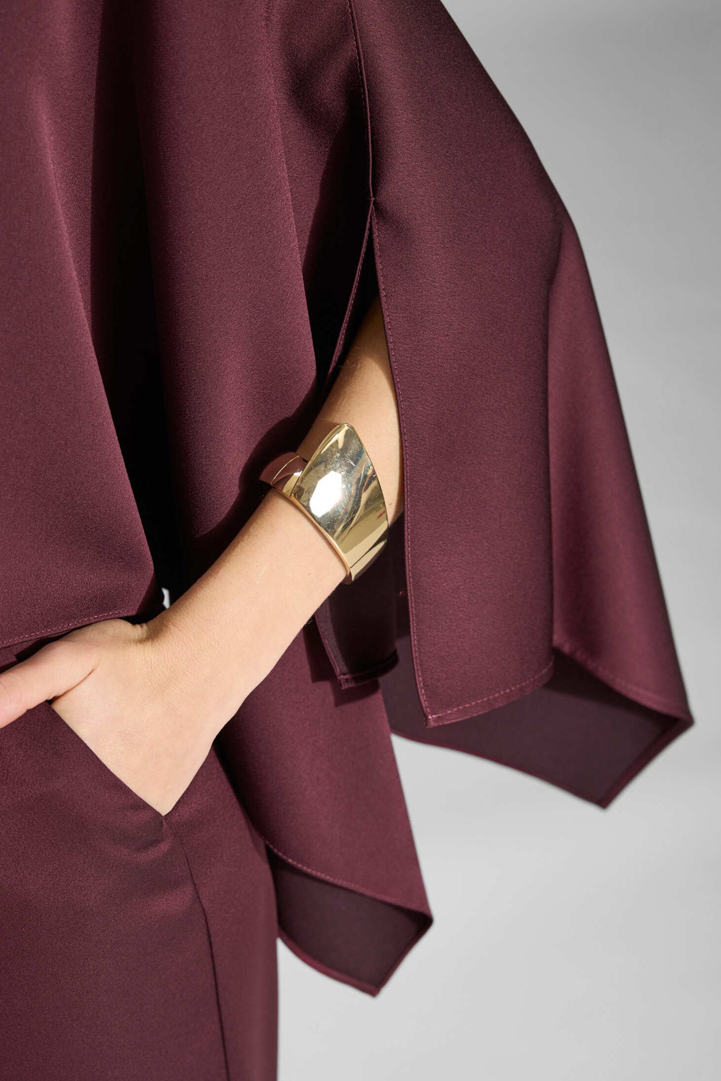 Stola-Top aus Satin mit seitlichen Schlitzen