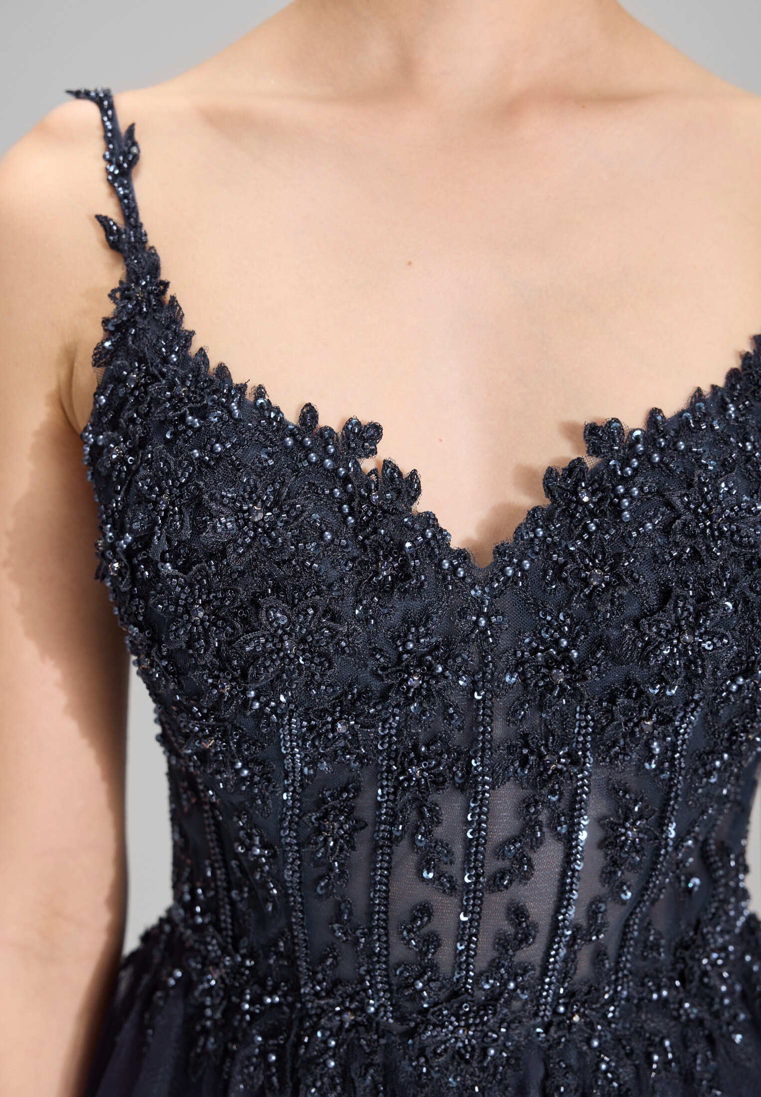 Ausgestelltes Tüllkleid mit Stickerei