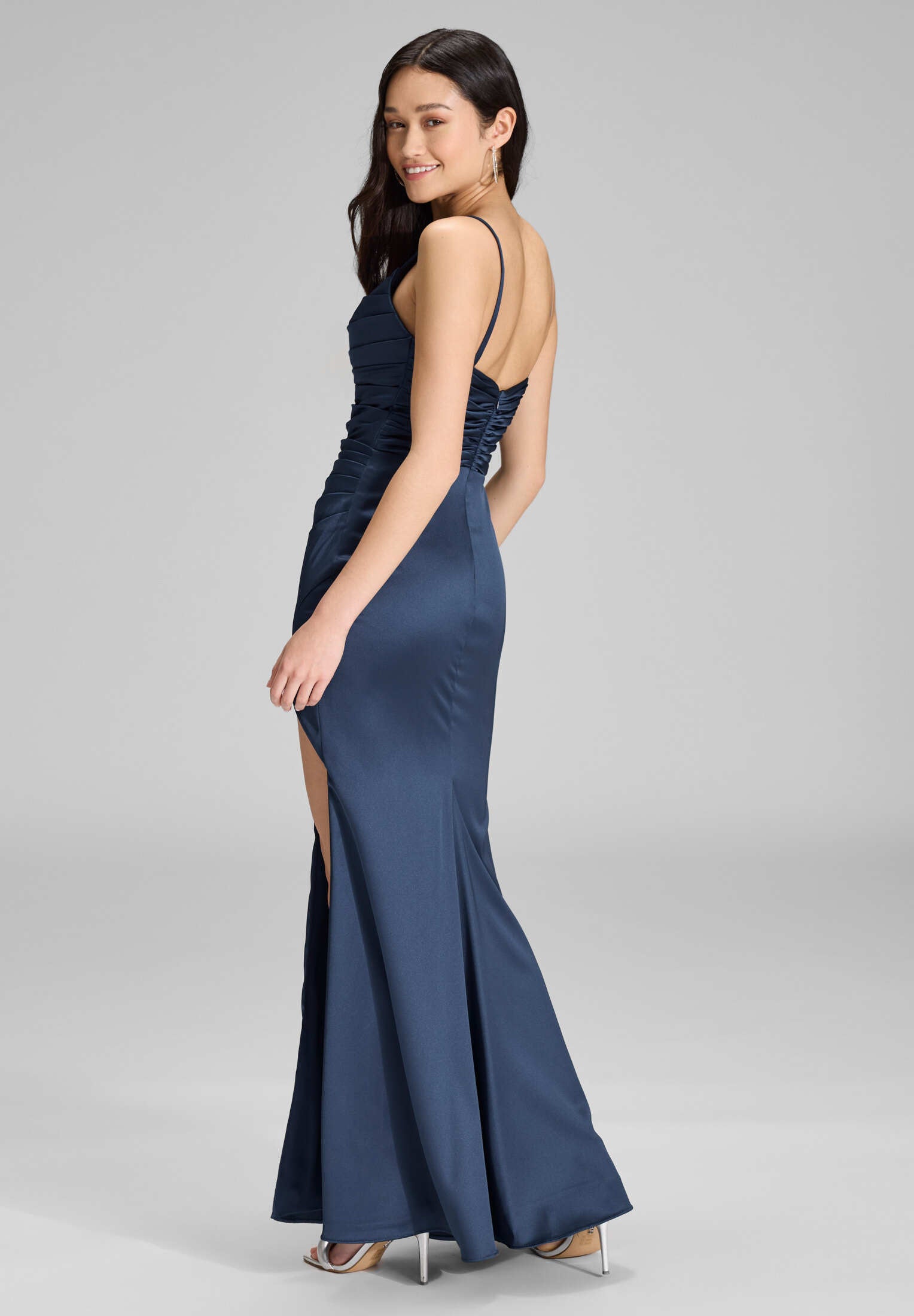 Satinkleid mit Raffungen und hohem Beinschlitz