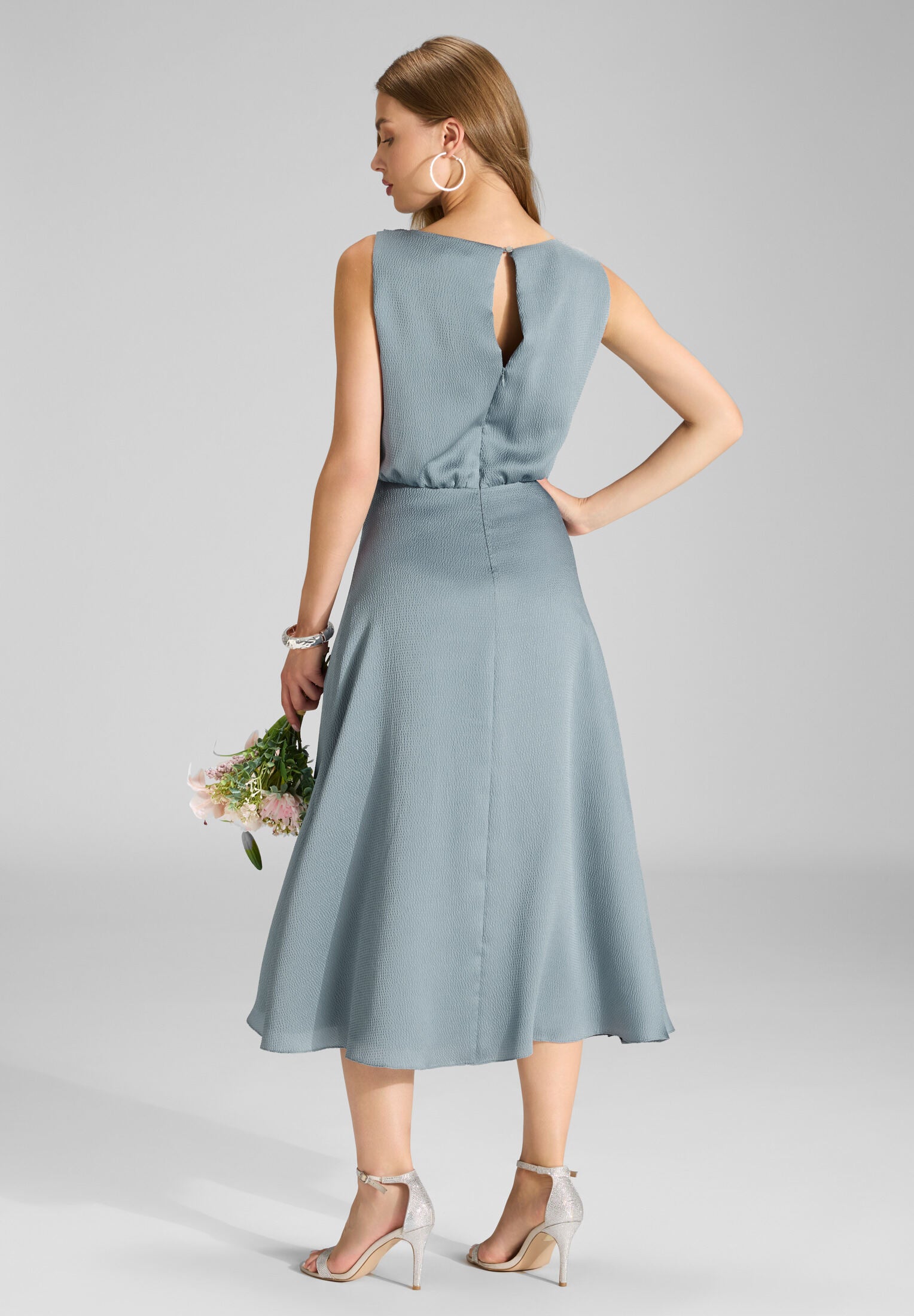 Cocktailkleid aus gehämmertem Satin mit Wasserfall Ausschnitt