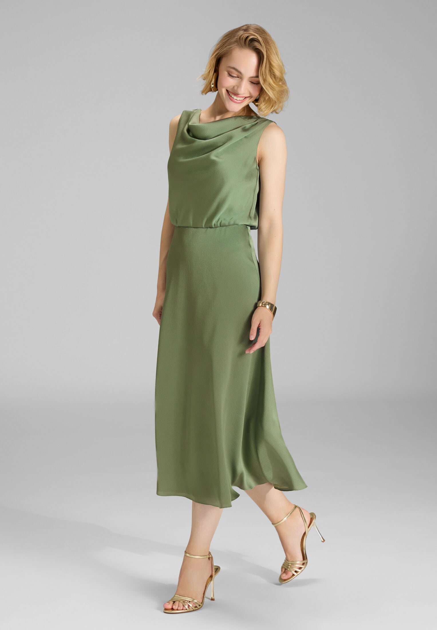 Cocktailkleid aus Satin mit Wasserfall Ausschnitt