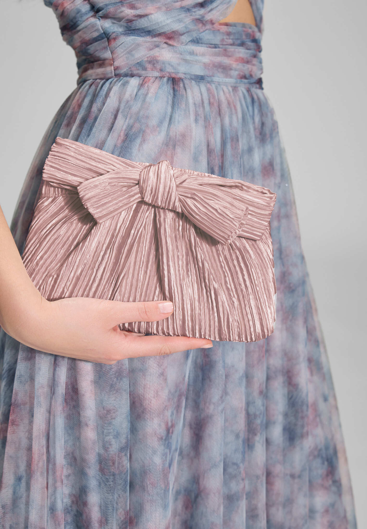 Abendtasche mit Schleifenapplikation