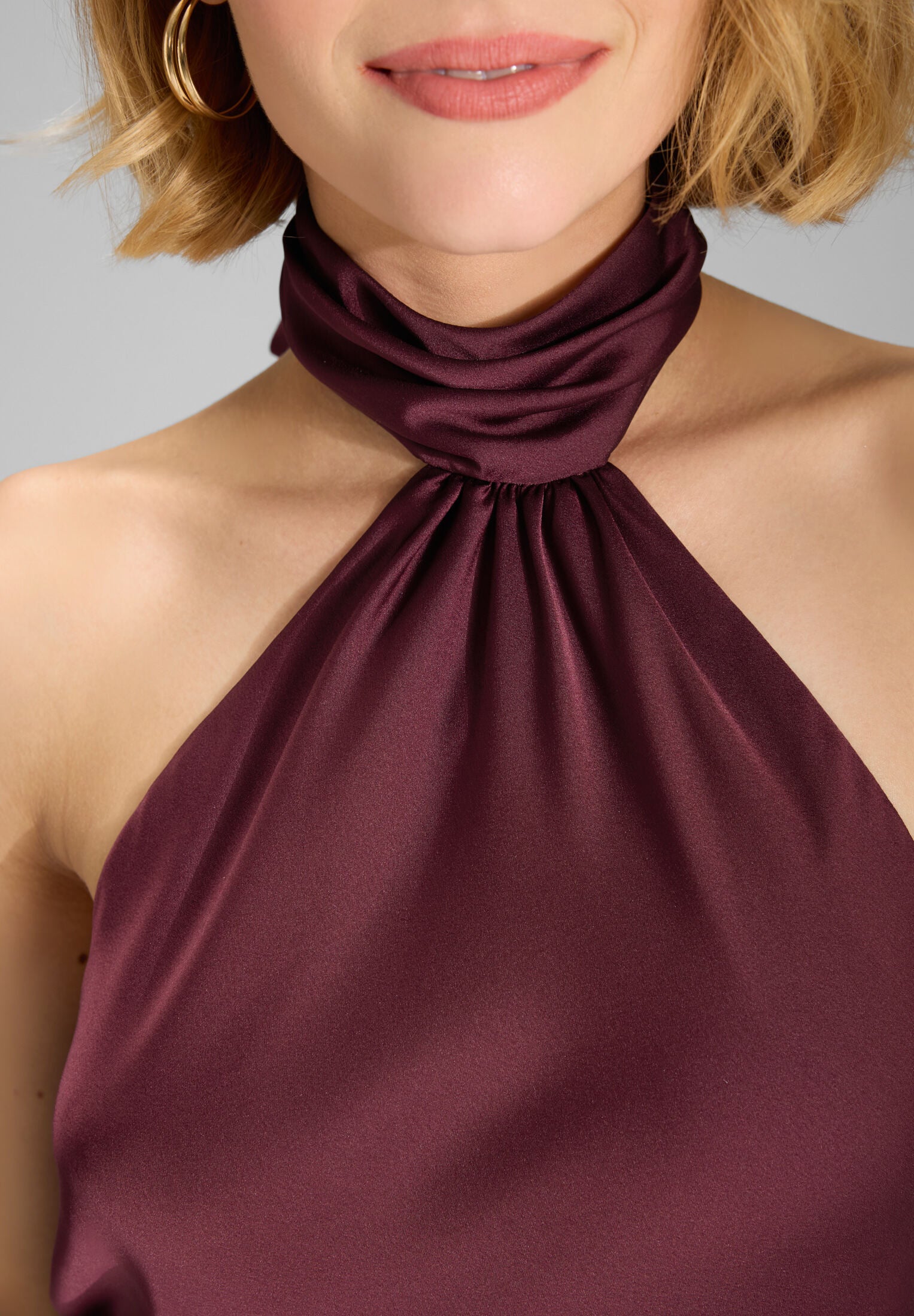 Abendkleid aus nachhaltigem Satin mit Stehkragen