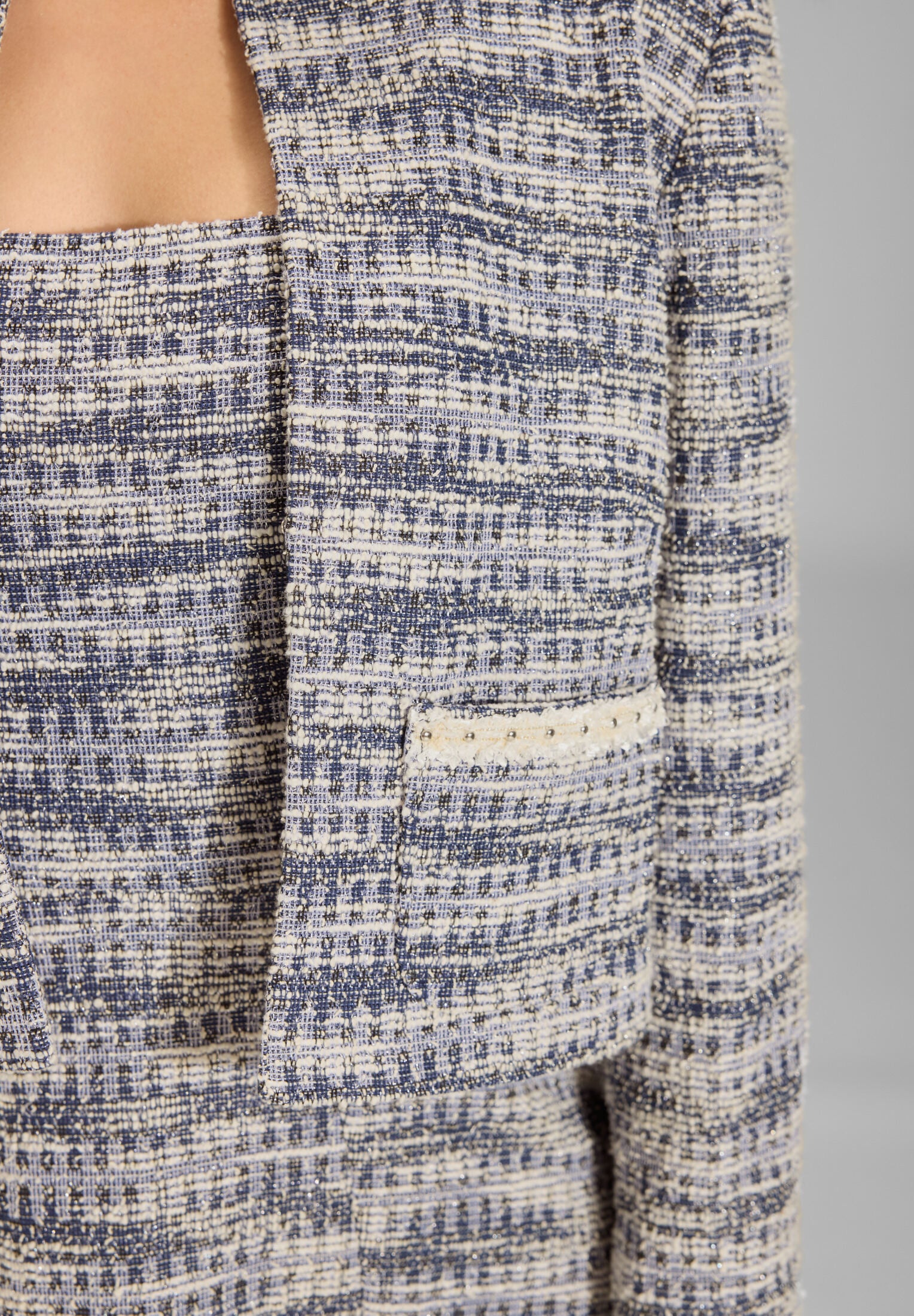 Kastige Jacke aus elastischem Bouclé mit aufgesetzten Taschen