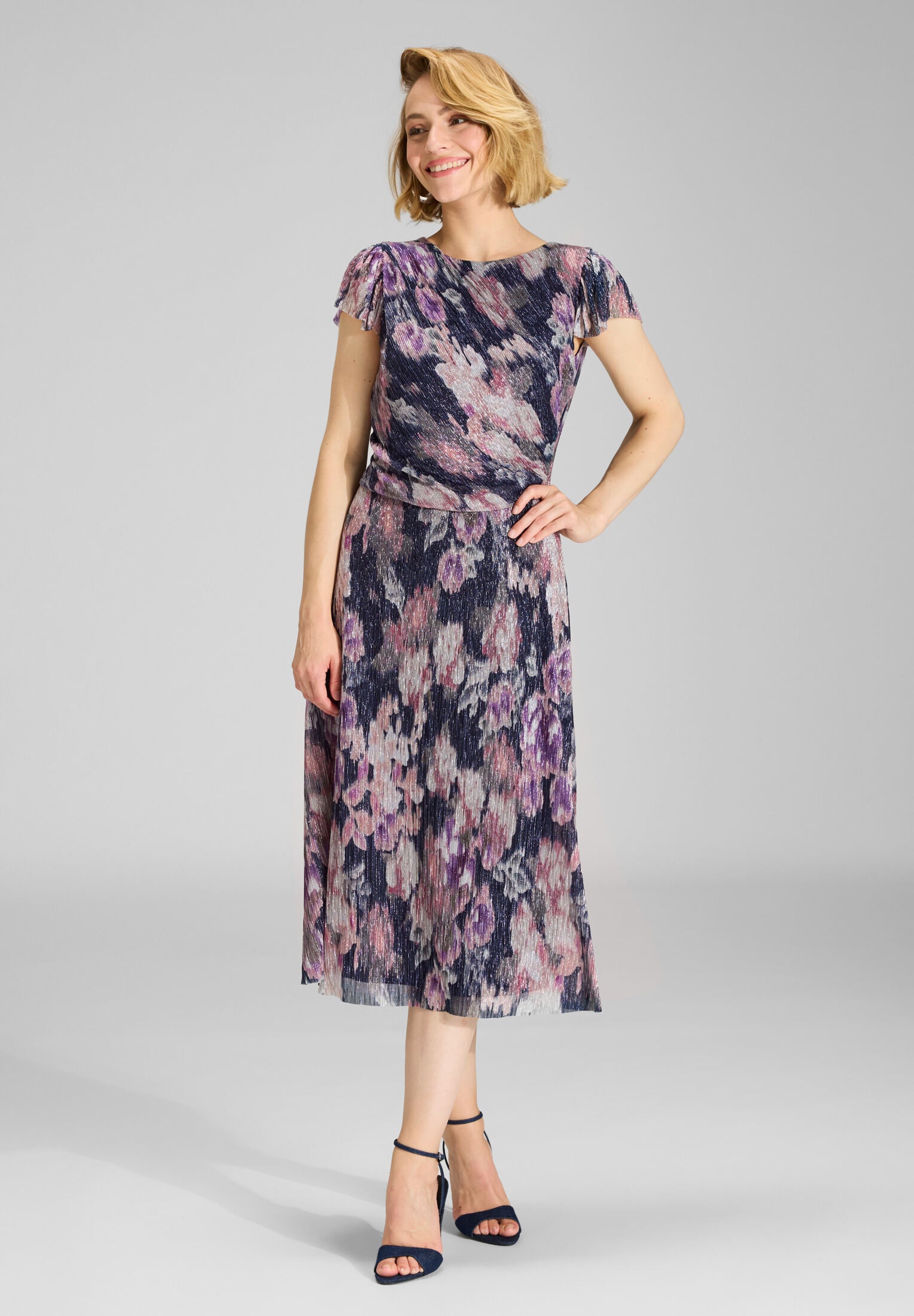 Midi Kleid aus bedrucktem Plissee Jersey mit kurzen Ärmeln navy | vintage pink