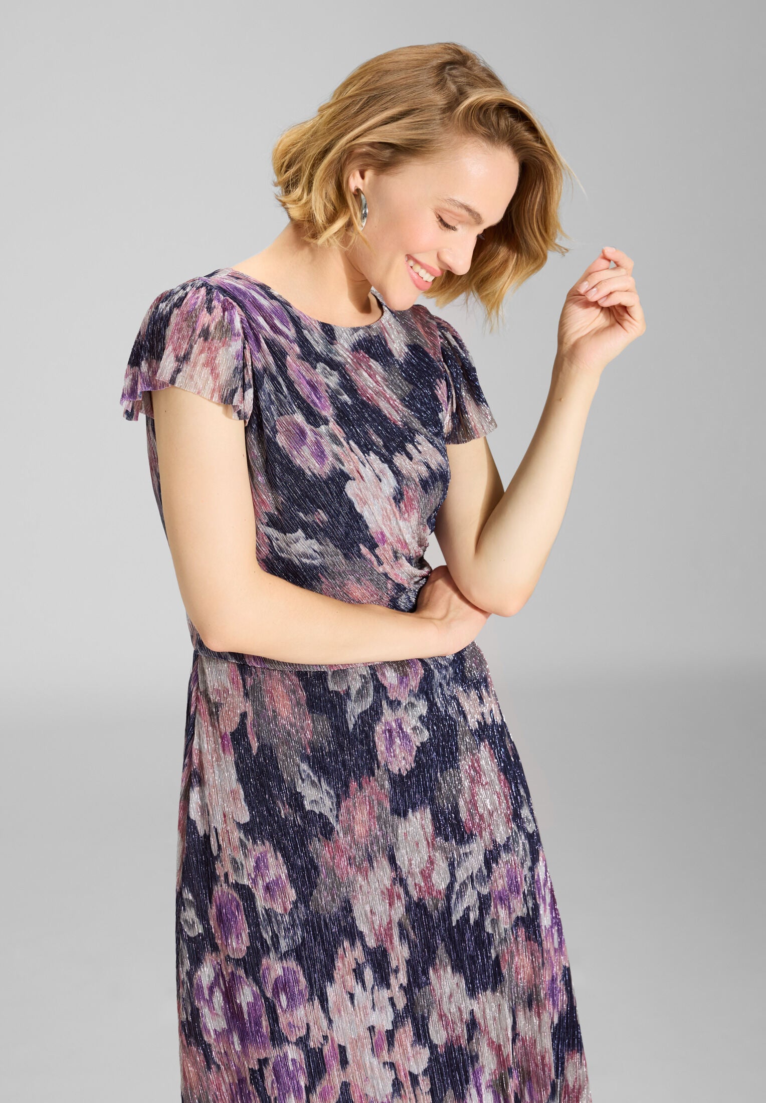 Midi Kleid aus bedrucktem Plissee Jersey mit kurzen Ärmeln