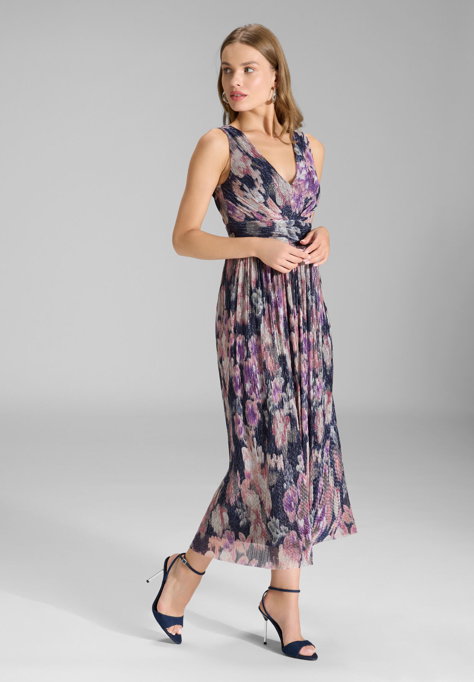 Cocktailkleid aus bedrucktem Plissee Jersey mit V-Ausschnitt