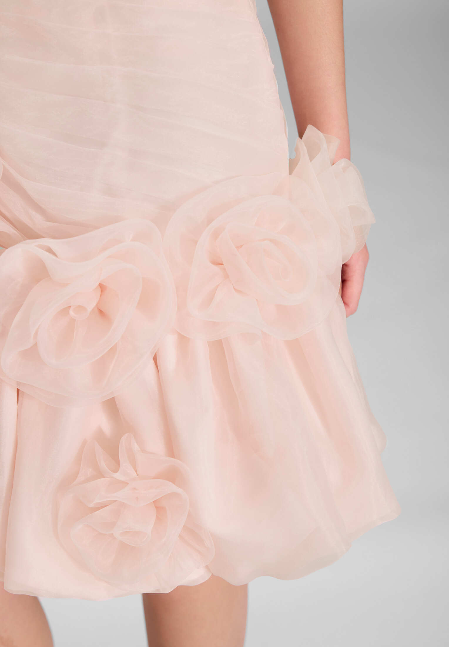 Cocktailkleid mit Blütenapplikation