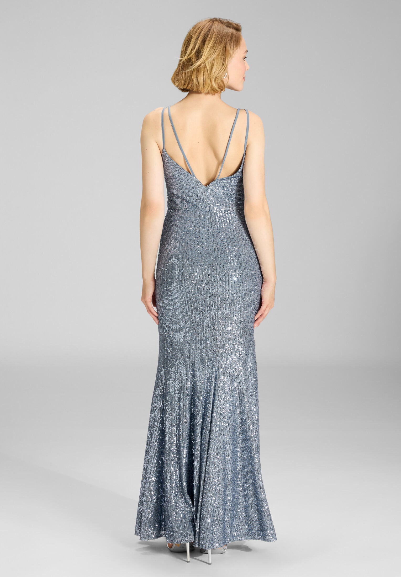 Figurbetontes Abendkleid aus elastischer Paillette mit Spagetti Trägern