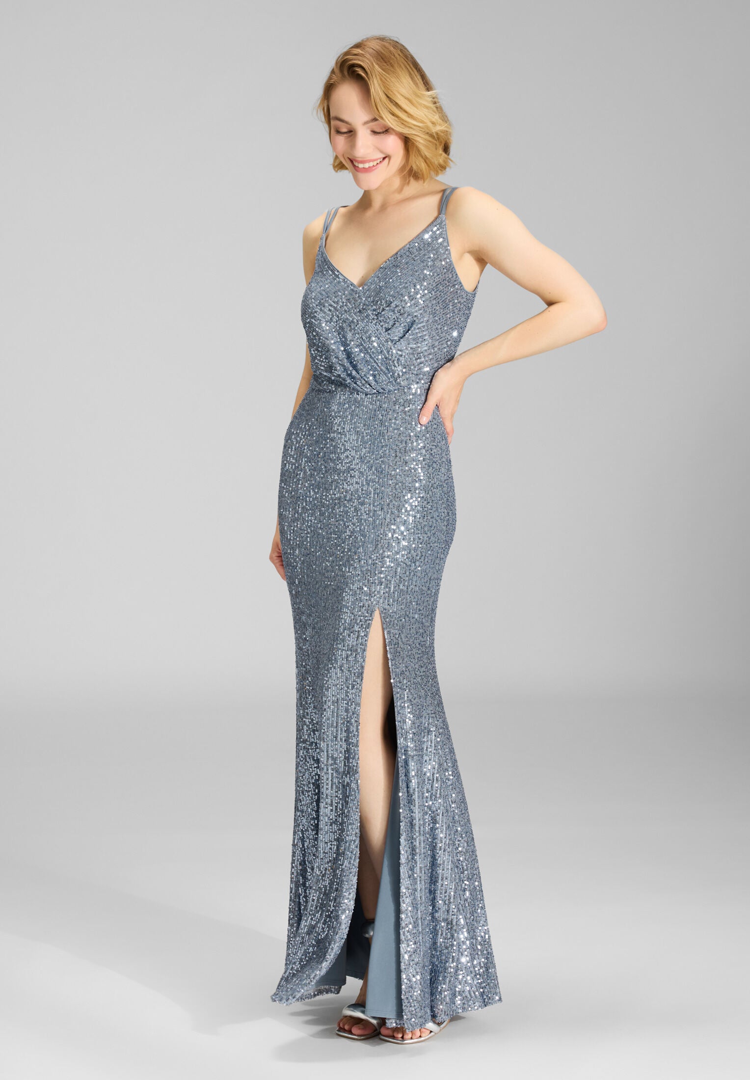 Figurbetontes Abendkleid aus elastischer Paillette mit Spagetti Trägern ice blue