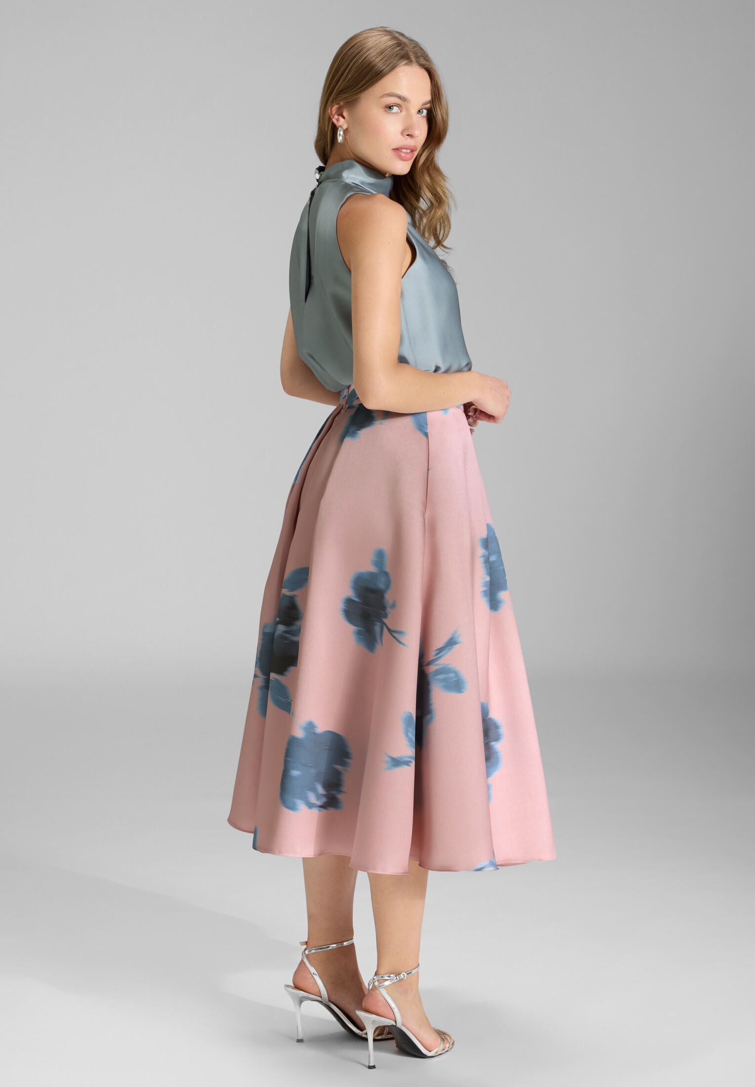 Ärmelloses Top aus nachhaltigem Satin mit Drapierung am Kragen