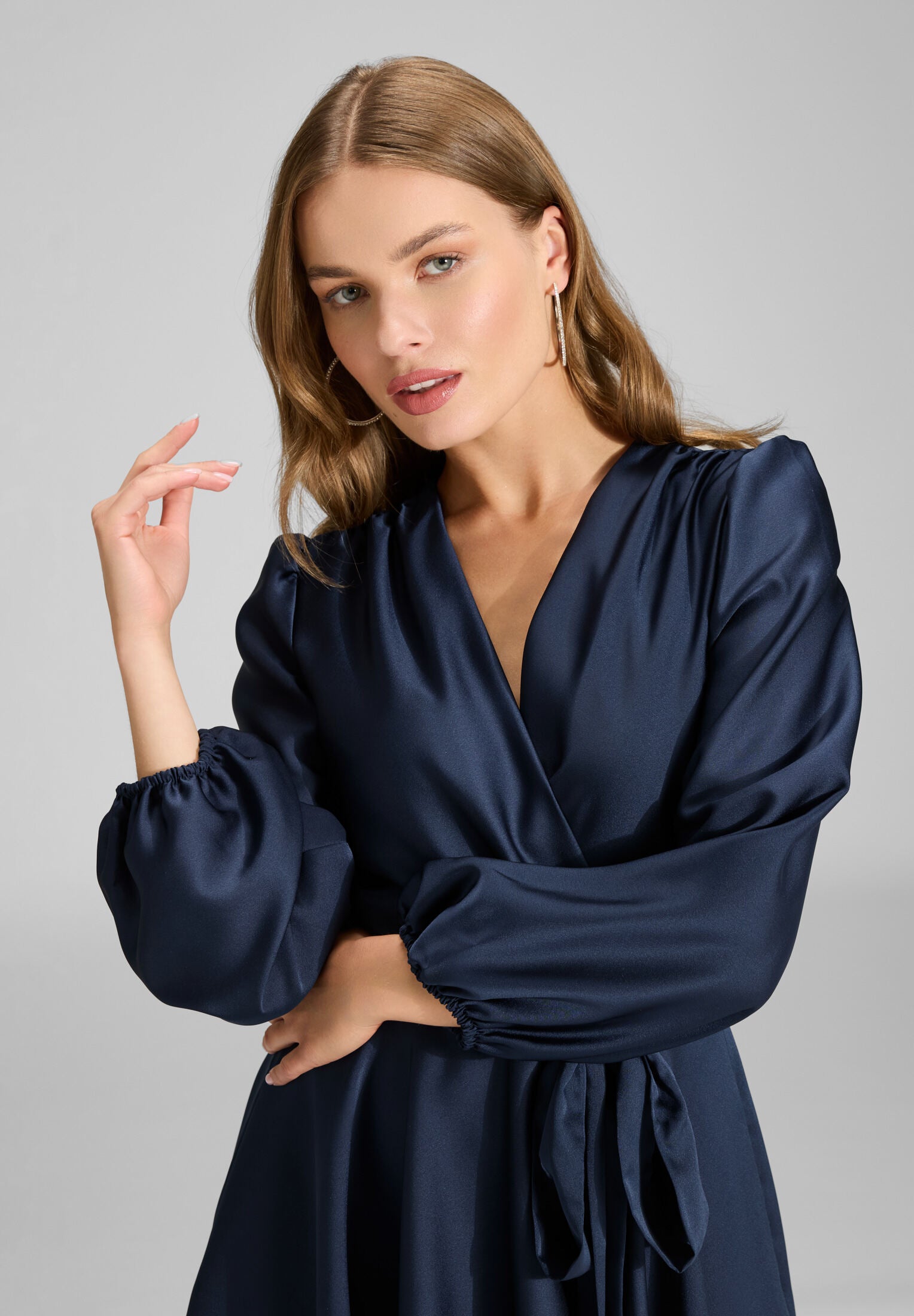 Cocktailkleid aus nachhaltigem Satin mit Wickel Oberteil und Tellerrock