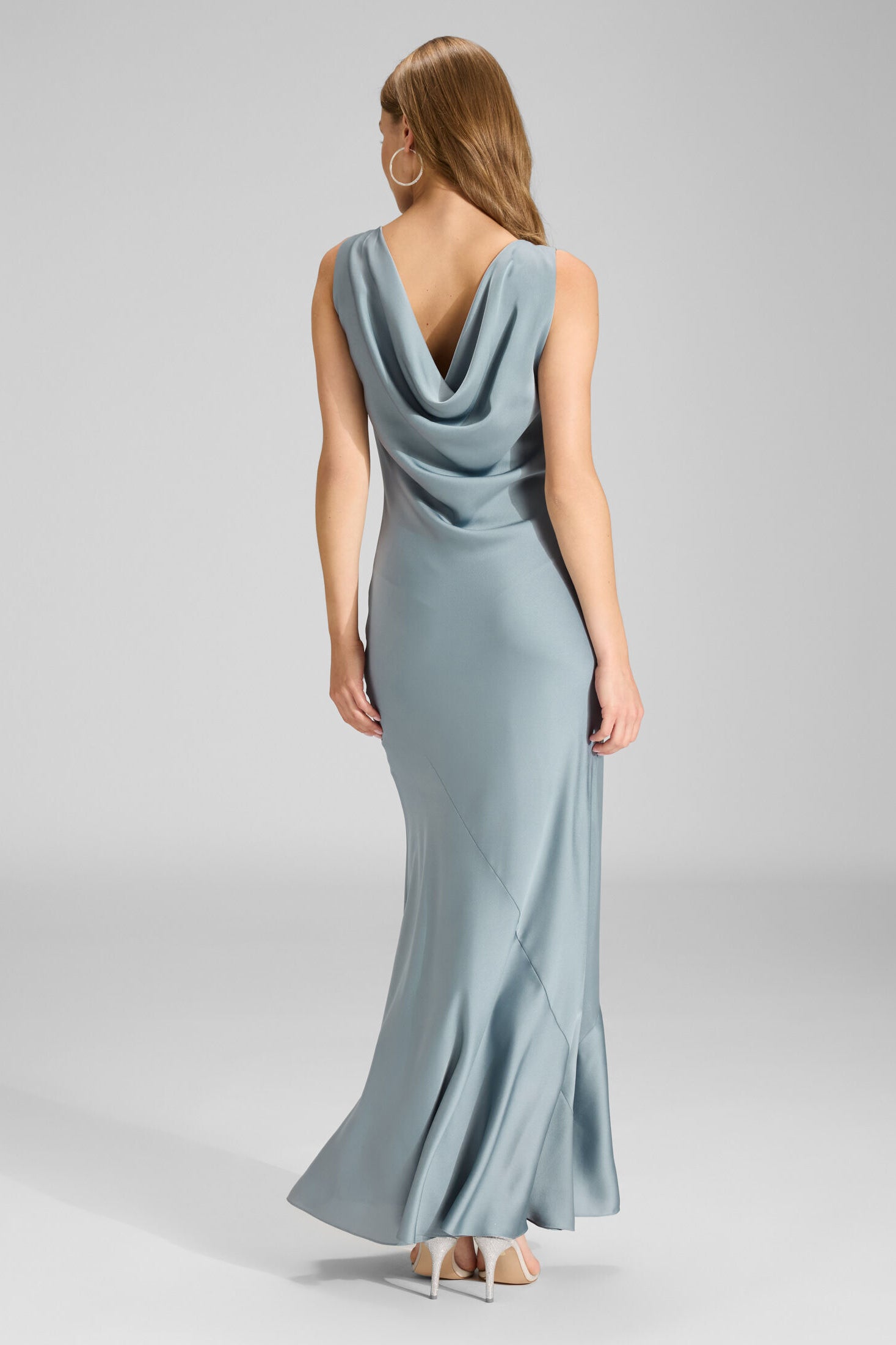 Abendkleid aus nachhaltigem Satin mit Wasserfall Ausschnitt