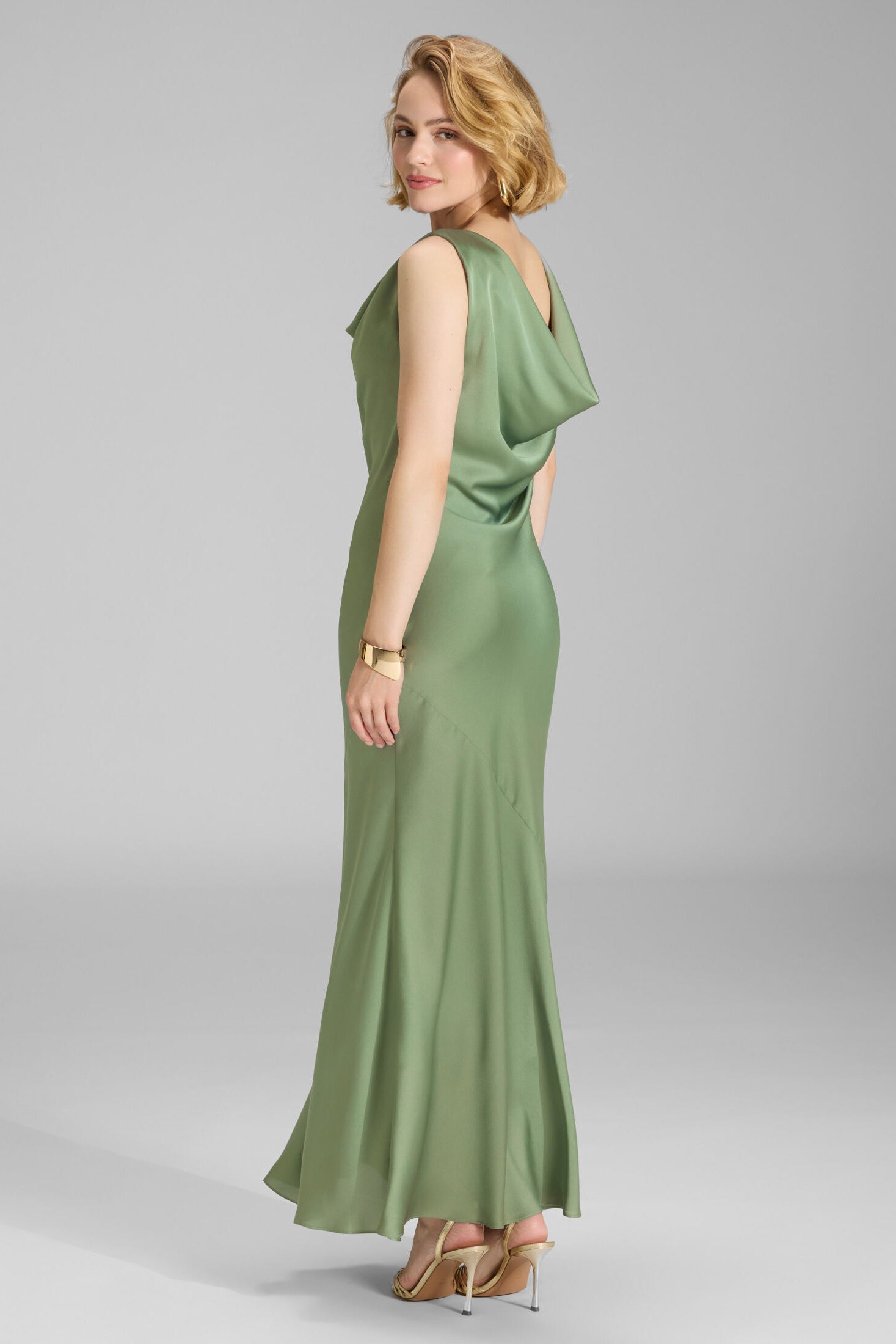 Abendkleid aus nachhaltigem Satin mit Wasserfall Ausschnitt