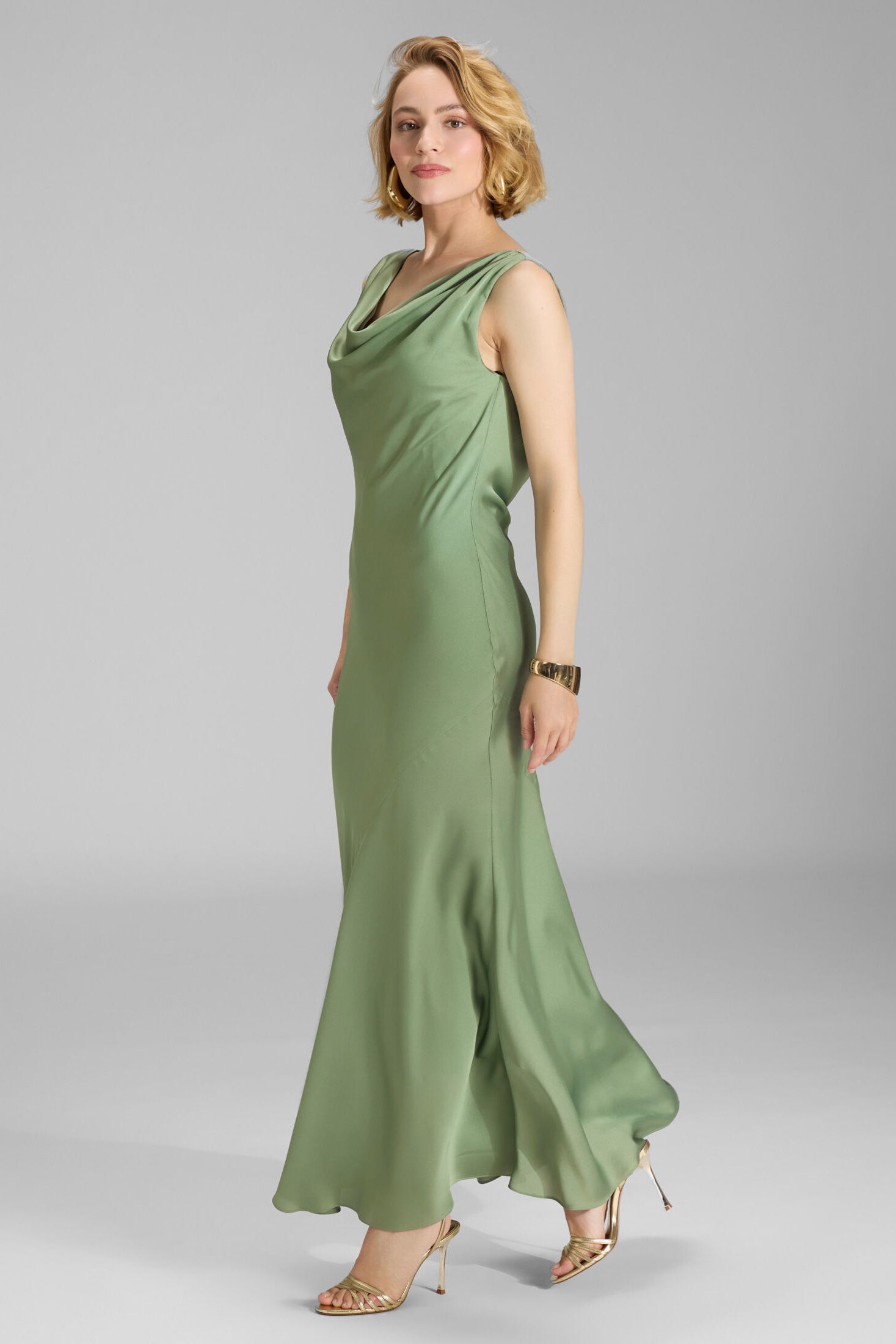 Abendkleid aus nachhaltigem Satin mit Wasserfall Ausschnitt