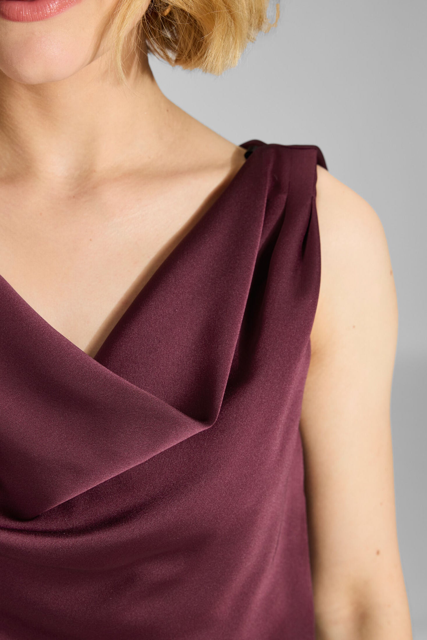 Abendkleid aus nachhaltigem Satin mit Wasserfall Ausschnitt