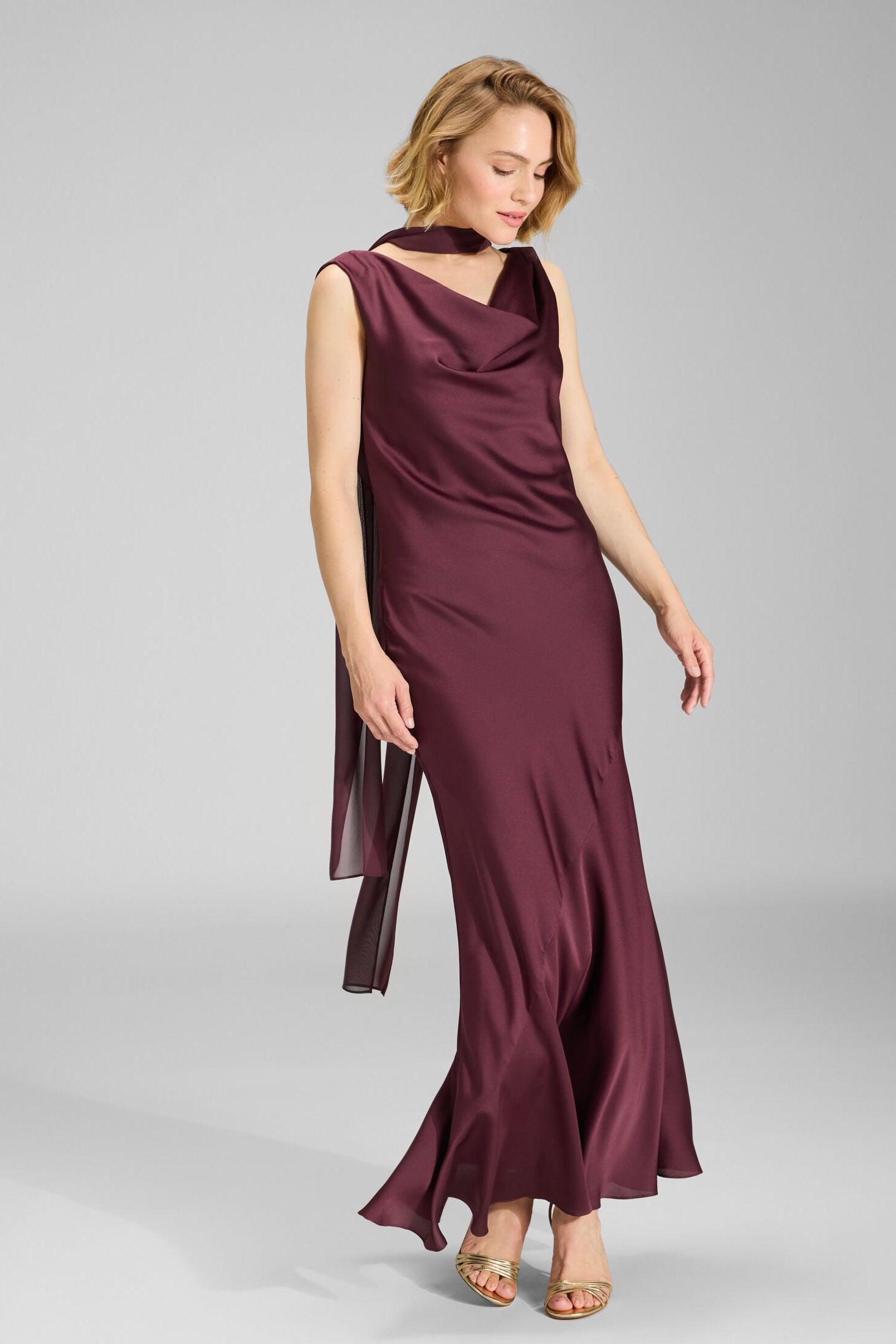 Abendkleid aus nachhaltigem Satin mit Wasserfall Ausschnitt