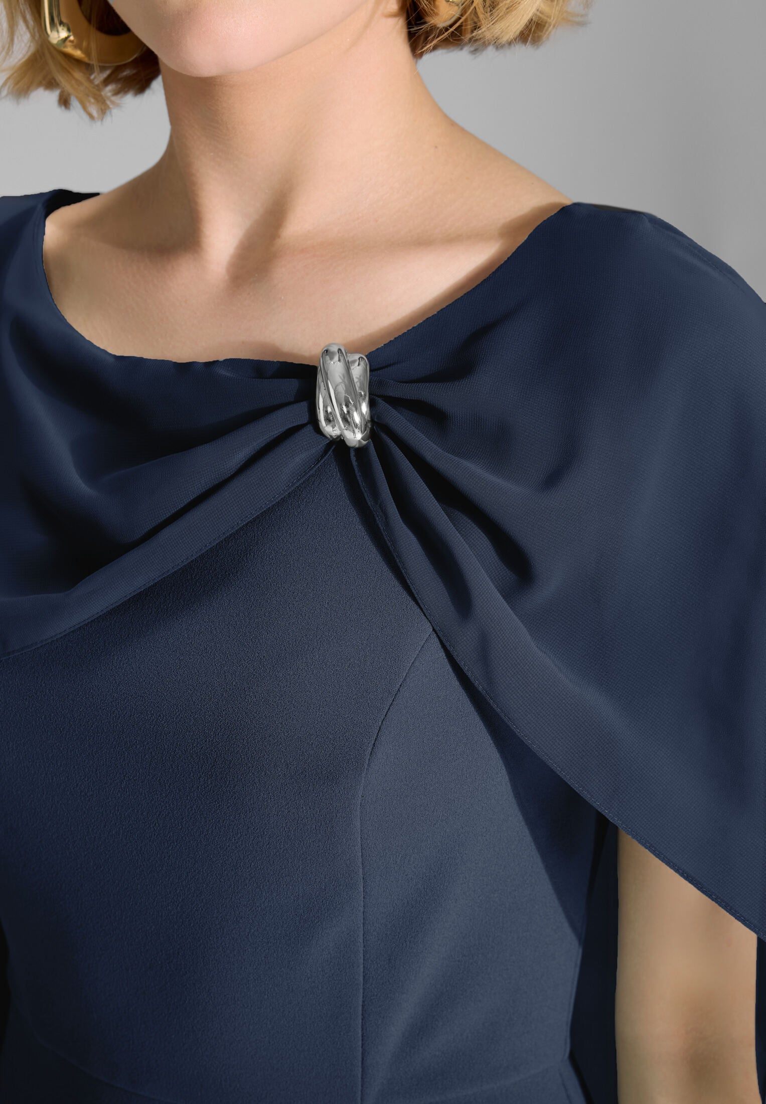Abendkleid aus Crepe Jersey mit Chiffon Cape und Zierteil