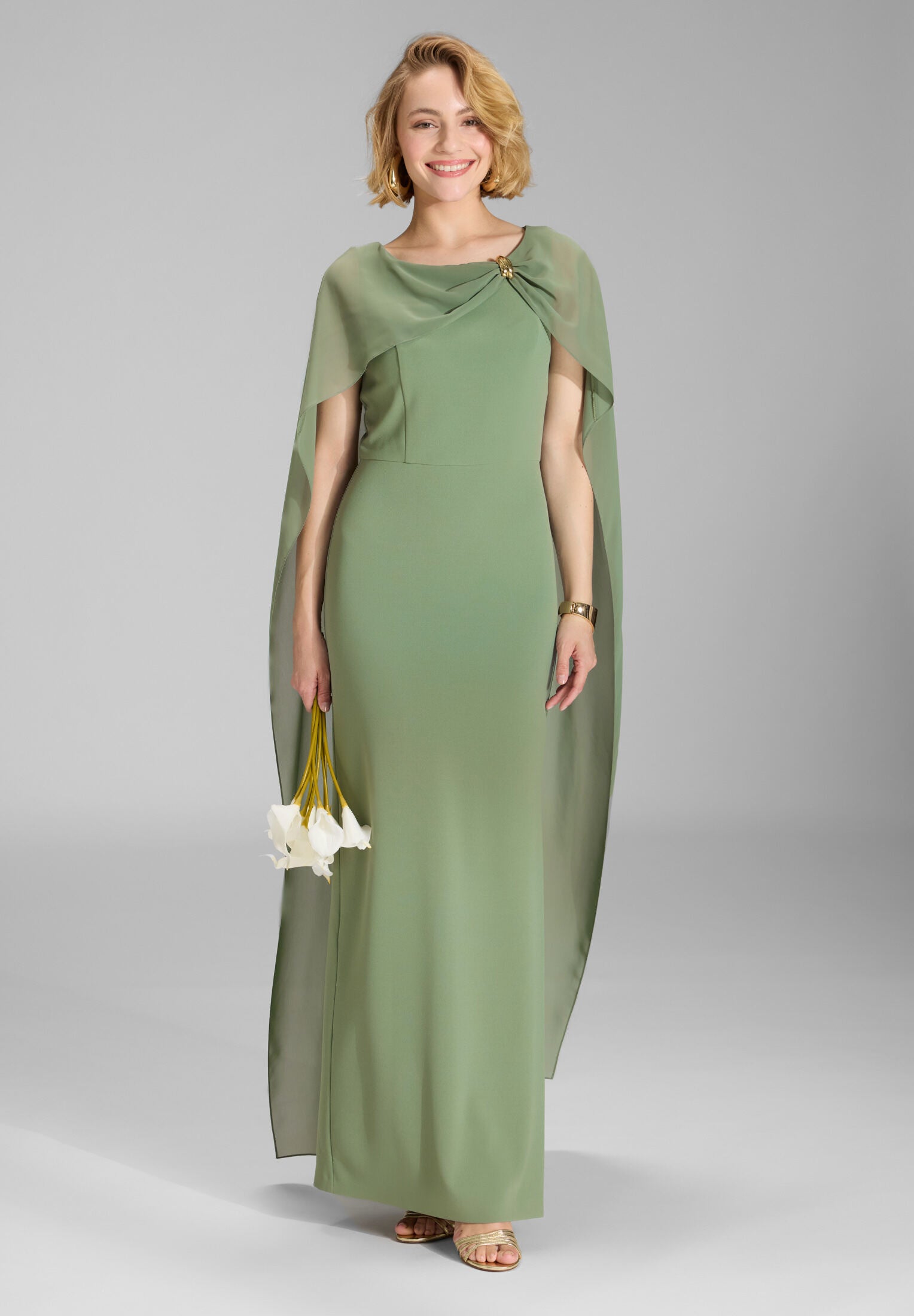 Abendkleid aus Crepe Jersey mit Chiffon Cape und Zierteil matcha green