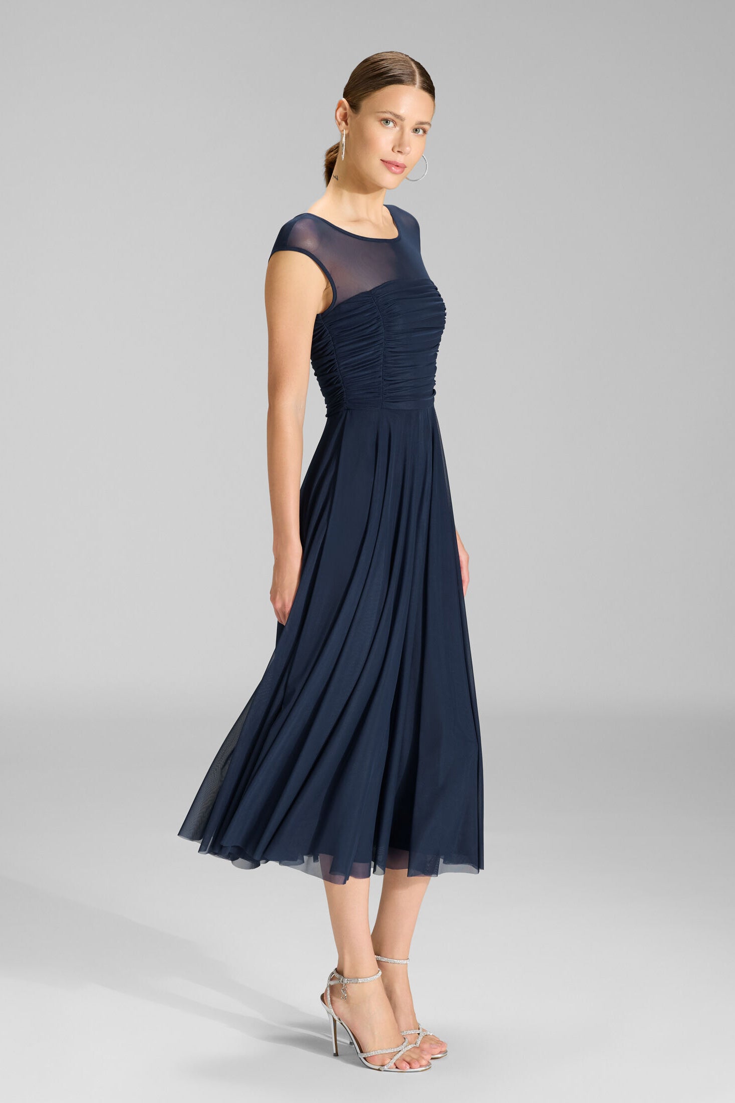 Cocktailkleid aus Mesh mit geraffter Korsage