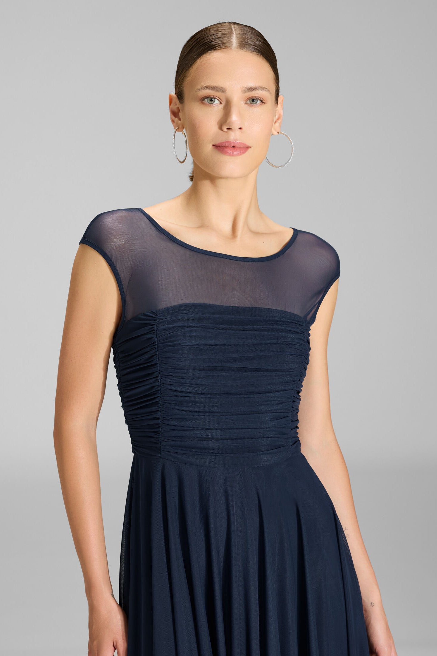 Cocktailkleid aus Mesh mit geraffter Korsage