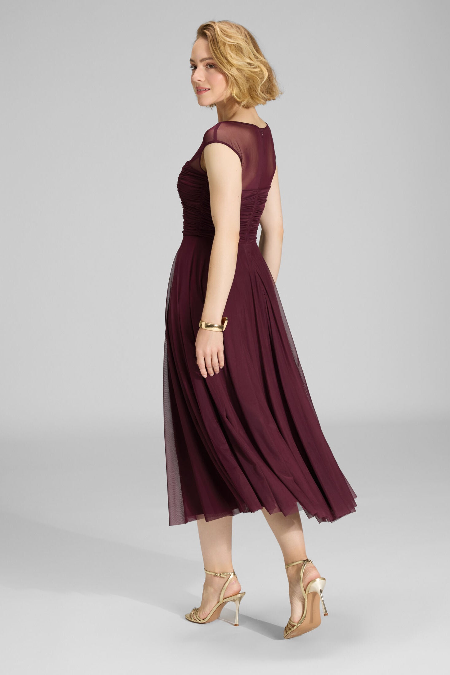 Cocktailkleid aus Mesh mit geraffter Korsage