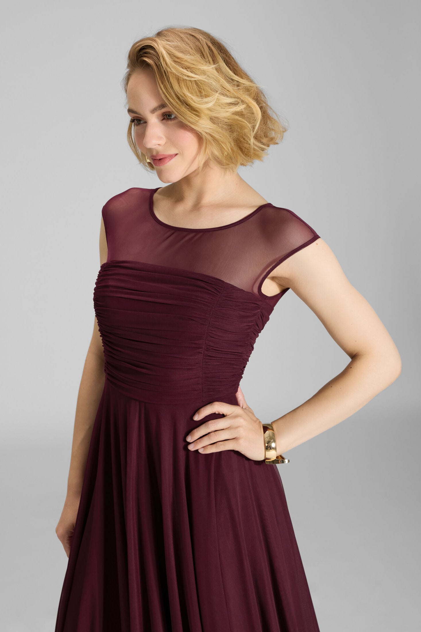 Cocktailkleid aus Mesh mit geraffter Korsage