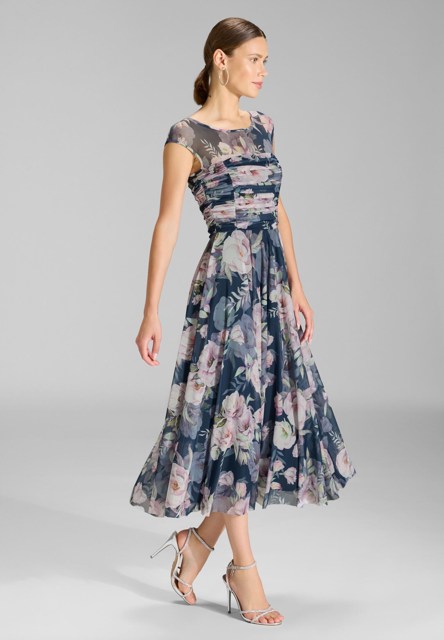 Cocktailkleid aus bedrucktem Mesh mit geraffter Korsage