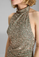 Figurbetontes Paillettenkleid mit Drapierung am Kragen