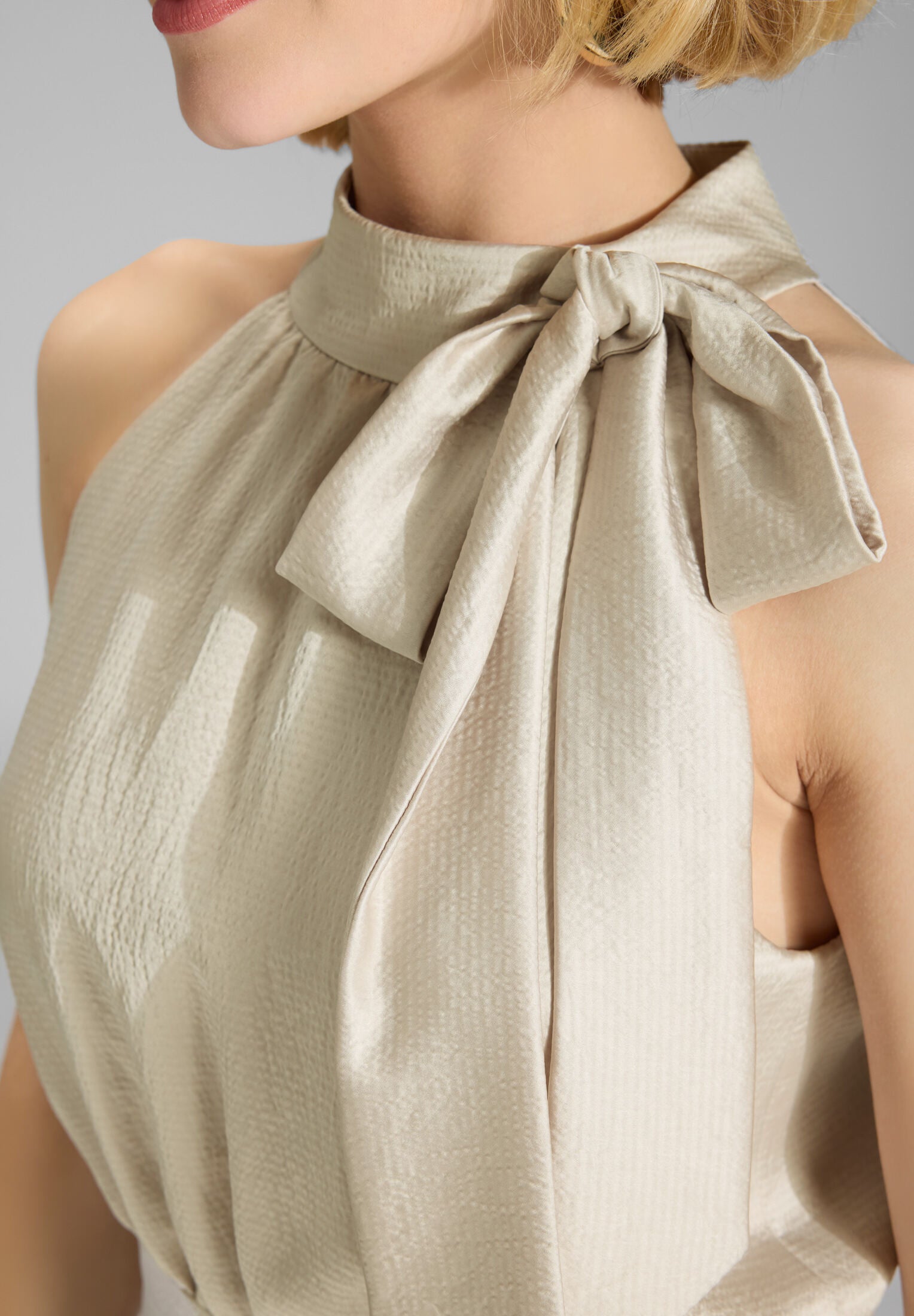 Jumpsuit mit Schluppe aus gehämmertem Satin