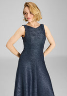 Robiges Abendkleid aus foliertem Jersey in Bouclé Optik