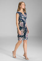 Etuikleid mit Wickel-Ausschnitt aus bedrucktem Mesh