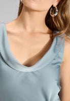 Slip Dress aus Satin mit drapiertem Kragen