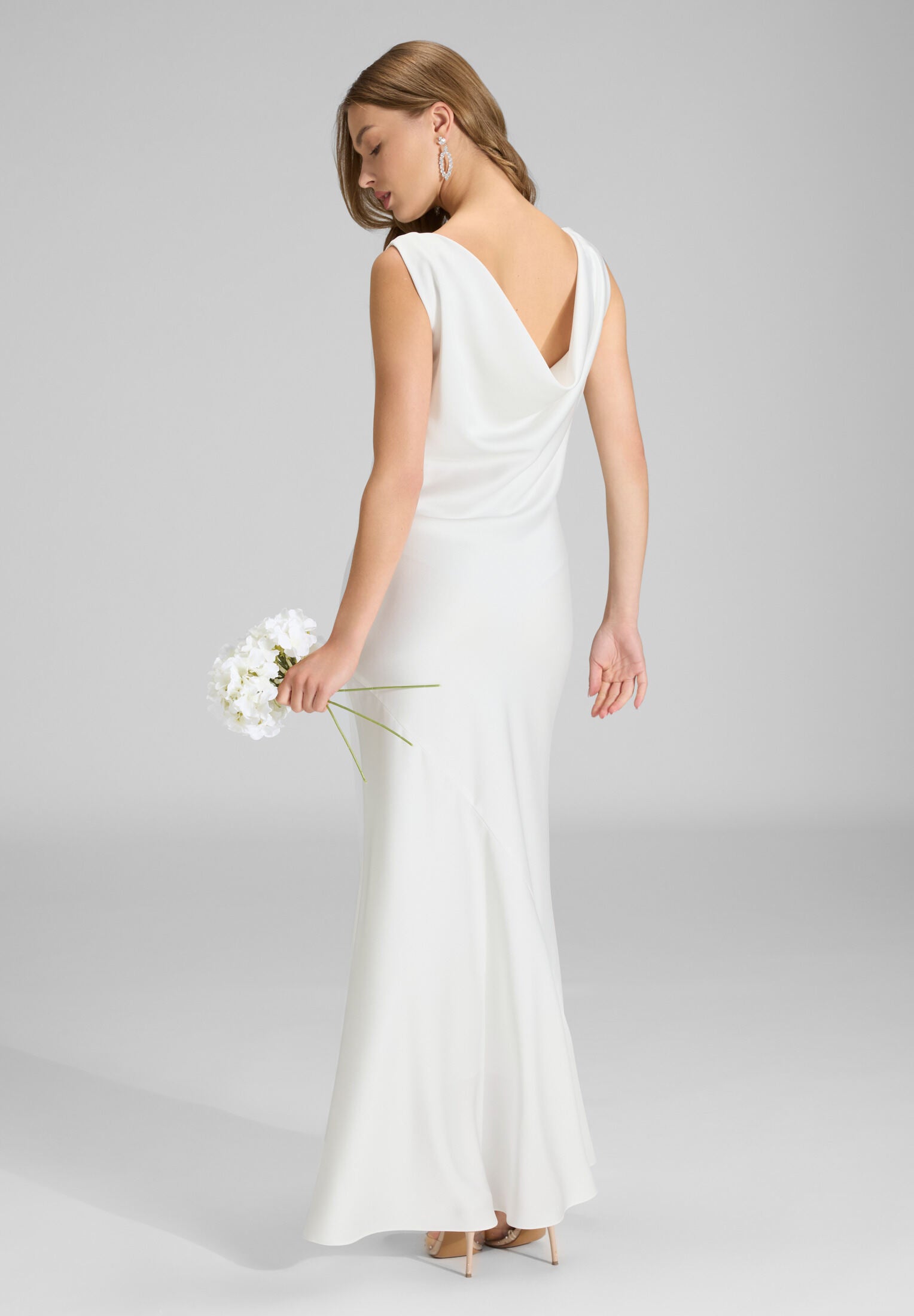 Abendkleid aus Satin mit Wasserfall Ausschnitt