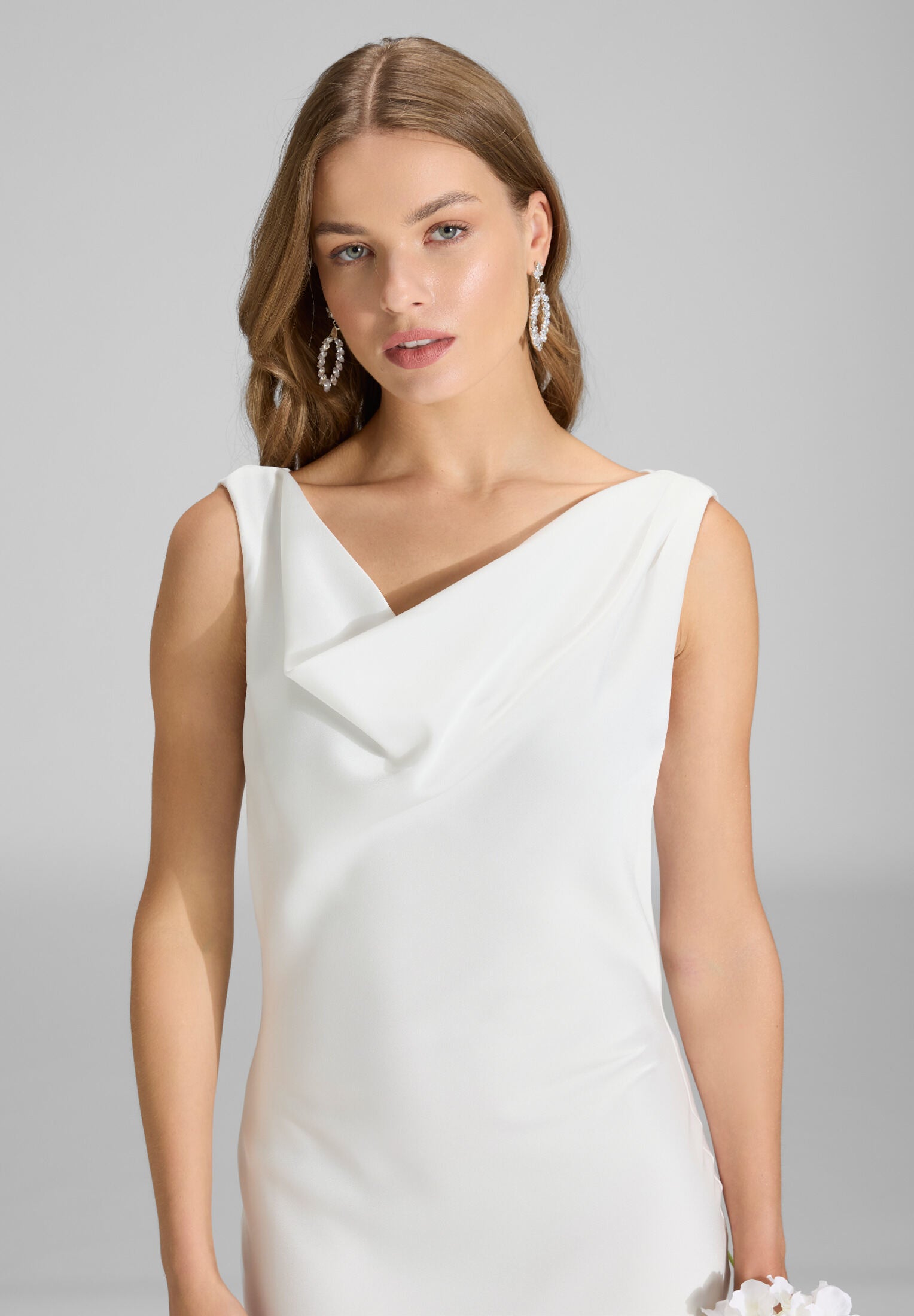 Abendkleid aus Satin mit Wasserfall Ausschnitt