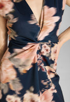 Etuikleid aus floral bedrucktem Scuba mit Knoten Detail